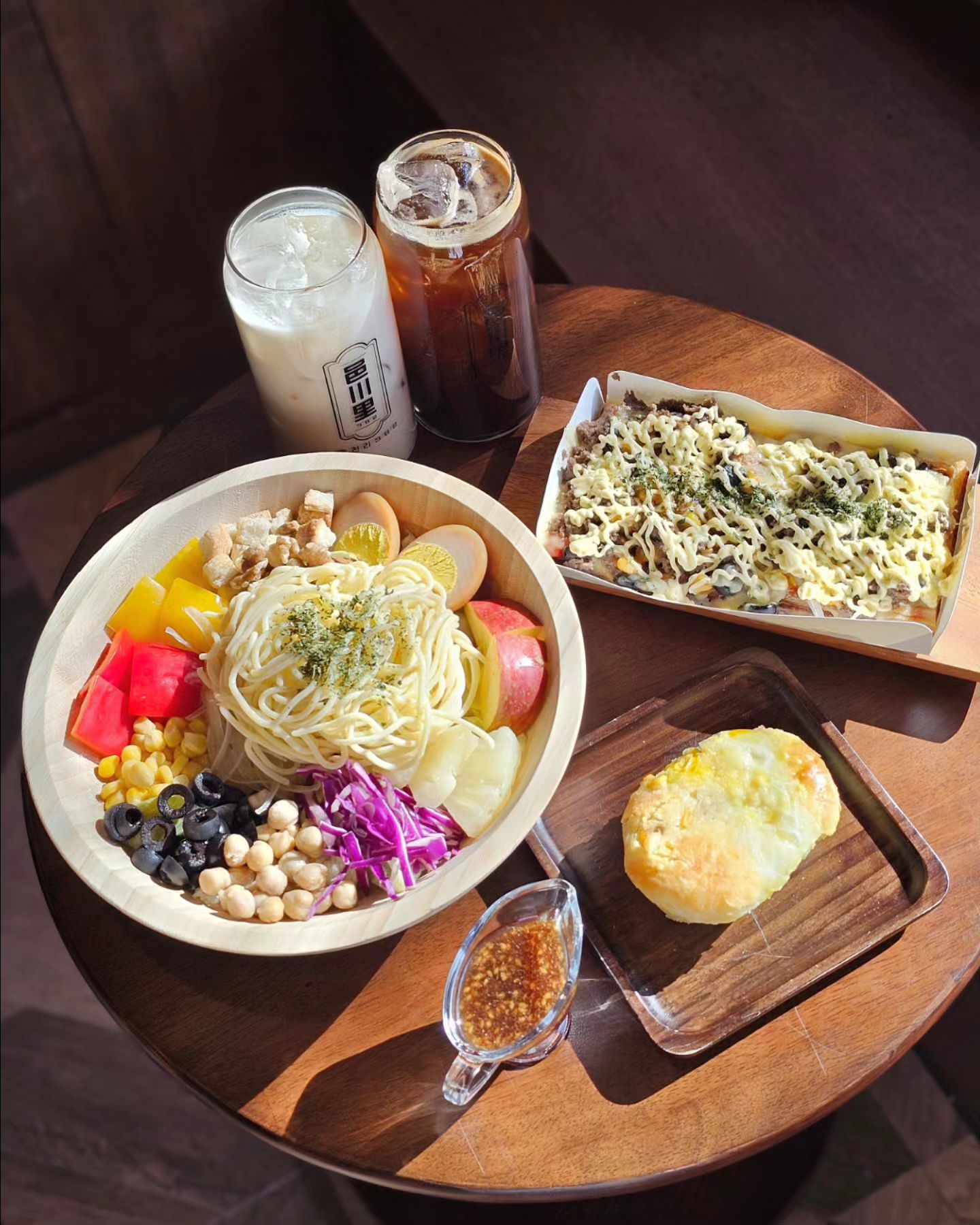 #카페스타그램 
.
.
#경주 #황리단길 에도 #읍천리382 가 생겼다!

맛있는 #샌드위치 부터 시작해서
#샐러드 와 #샐러드파스타 뿐만 아니라
#계란빵 #호떡 #미숫가루 등 
#K디저트 까지 다양다양👍🏻

#마당 도 넓게 있고 갬성가득 #다락방 도 있음 😃
(※아이와 함께 방문했는데 안전 우려로 
아이동반손님은 이용자제 권하셨음)

맛보장 읍천리의 다양한 커피,음료,디저트를
이제 황리단길에서도 맛볼수 있어서
더더욱 좋았던 🙊 #레트로감성 가득이어서
부모님모시고 가기도 좋겠더라😘

날 따셔지면 꼭 또가봐야지♪