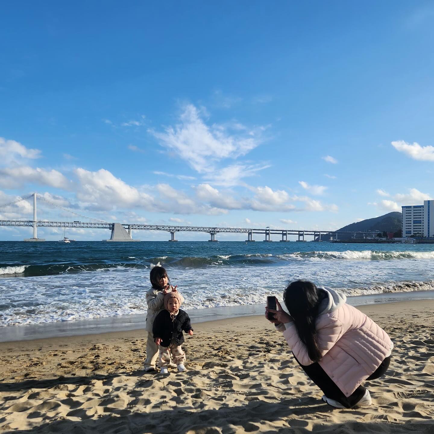 하니하랑이를 찍고 있는 엄마와 그 모습을 찍은 아빠ෆ

사진 찍을 때 전부다 잘 나오는 방법 알려주세요🥹