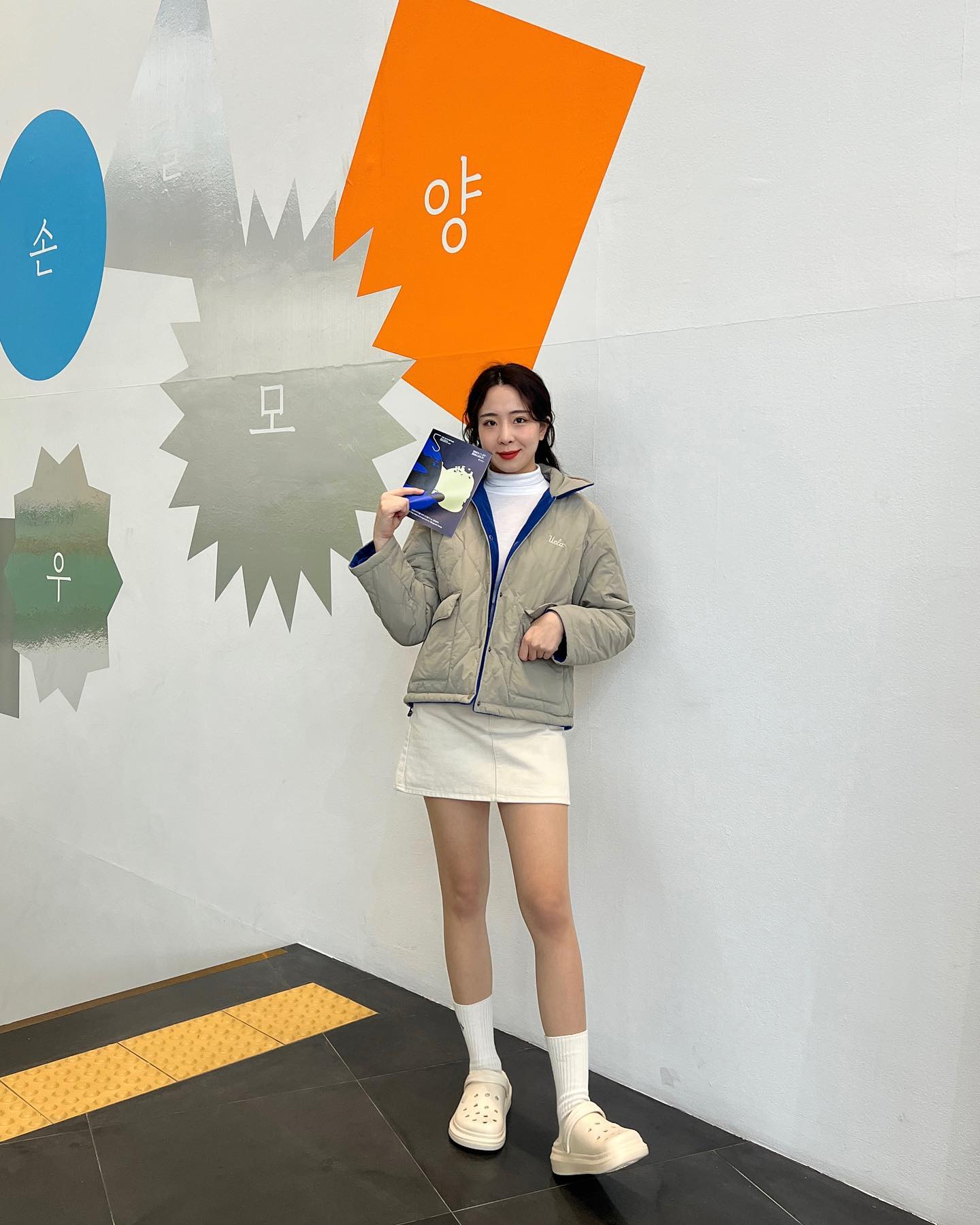일상은 물론 캠핑, 사무실에서도 신을 수 있어
활용도가 높은 밸롭의 컨비니언트 윈터샌들 🧦

복실복실 기모가 들어가 있어 발을 포근하게 감싸주어
추운 날씨에도 따뜻하고 편해서 맨날 신고 다녀요🧤

ballop_official #밸롭 #컨비니언트윈터샌들 #겨울코디 #방한화 #겨울슈즈 #캠핑룩 #데일리룩 #기모슬리퍼