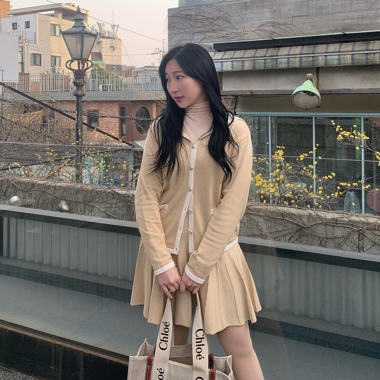 #협찬 개나리 피고 봄향기 솔솔🌼
가볍게 입고 오랜만에 홍대 나들이 신나네요💭
홍대 또 놀러가고 싶은데
카페 추천해주세요👀🎶🤍

verbe_official
