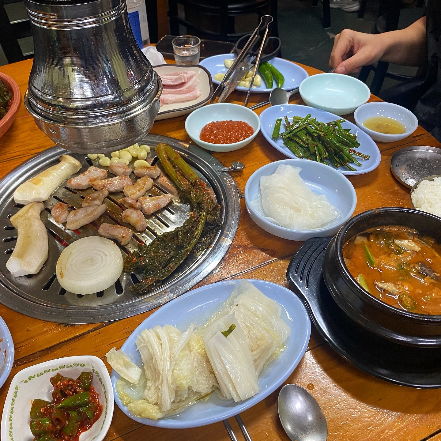 #먹쭈 #덕정고기집 #항정살맛집 

📍경기 양주시 고암길 336 봉우마을 #돈밭촌 

돈밭촌은 양주 덕정동 봉우마을 주공 5단지 아파트에 위치해 있어요
내부에는 회식하는 분들도 있고 가족단위 손님들까지 평일에도 사람이 많아요
기본 상차림으로는 백김치, 부추무침, 갓김치, 쌈무, 고추무침 등 나오고 기본 반찬이 대체로 다 맛있어요
된장찌개는 기본으로 나오는데 양도 괜찮아요

#항정살 
새송이와 양파랑 같이 나오고 항정살 위에 굵은소금이 뿌려져 있어요
잘 익은 항정살에 구운 갓김치랑 같이 먹으면 너무 맛있고 돼지고기에 느끼함을 잡아줘서 좋아요

돈밭촌은 우선 고기 질이 정말 좋고 기본 반찬도 실하고 하나하나가 다 맛있었던 고깃집이에요
그래서 그런지 사람도 많고 동네 주민들이 많이 찾는 이유가 있어요
회식으로도 많이 오시고 가족단위, 연인분들도 많이 찾는 돈밭촌
동네 찐 맛집 덕정동 돈밭촌 추천드려요

#양주고기집 #덕정맛집 #횡성돈밭촌 #양주삼겹살 #덕정삼겹살 #양주고기집추천 #덕정고기집추천 #양주맛집 #덕정맛집 #고암동맛집