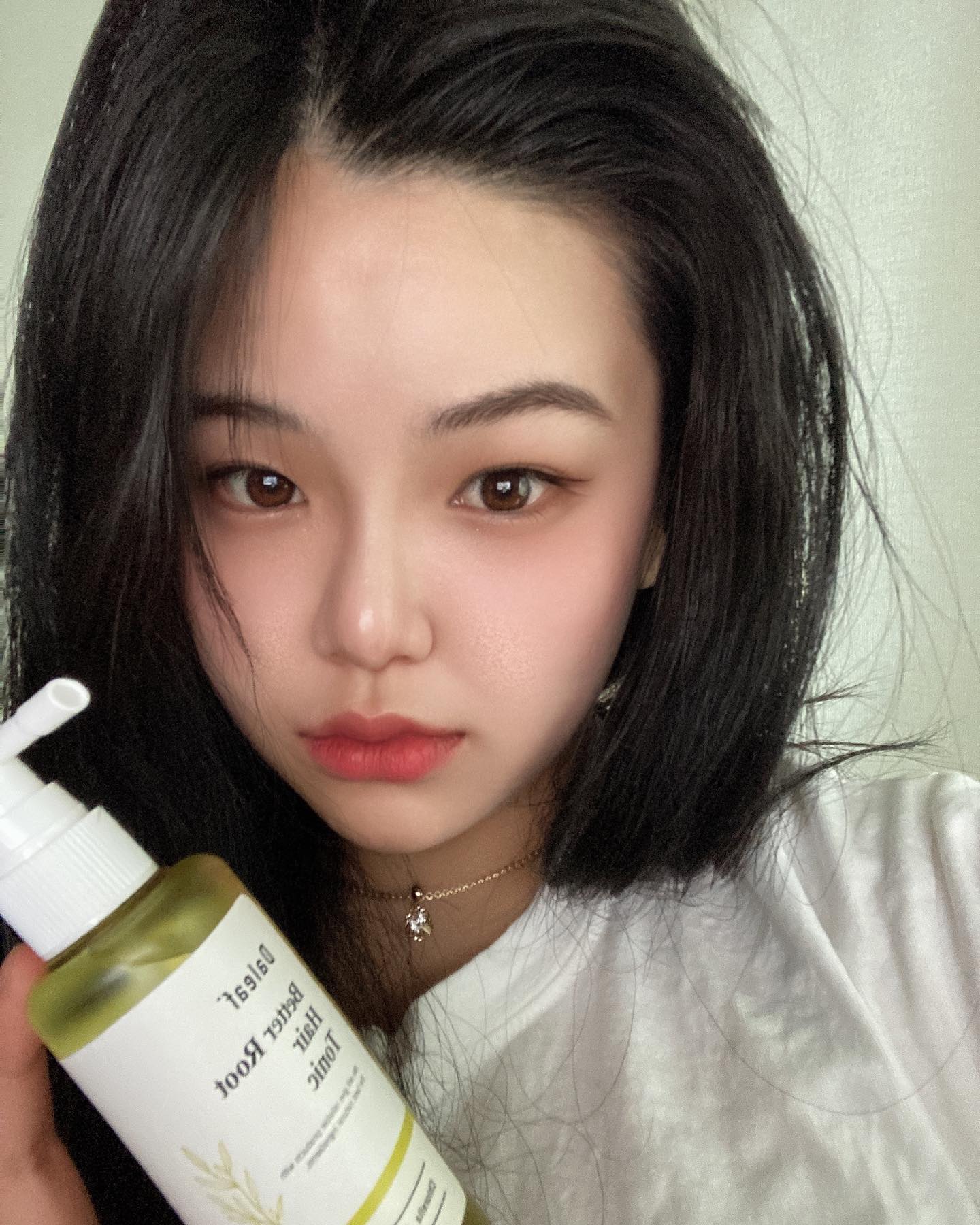 #협찬 #제품제공 daleaf_korea 

피부저자극 테스트에서 자극 0.00%를 판정받은 제품 

머리 말리기 전 두피 위주로 뿌려주면 쿨링감 & 보습 & 진정 효과까지 🤫 긴머리에 햇빛 점점 강해져서 머리 빠지는게 고민이였는데 이렇게 쉬운 관리라면 꾸준히 하겠당 피부관리하면서 두피관리 왜안하세용.. 🤷‍♀️

달리프 올리브영에서 만나보세요 💫

==============
#달리프#daleaf#ダリーフ#올리브영#달리프헤어토닉#탈모케어#탈모헤어토닉#헤어토닉#두피영양제#비듬토닉#두피영양제#두피진정#비건화장품#올리브영추천#헤어토닉추천