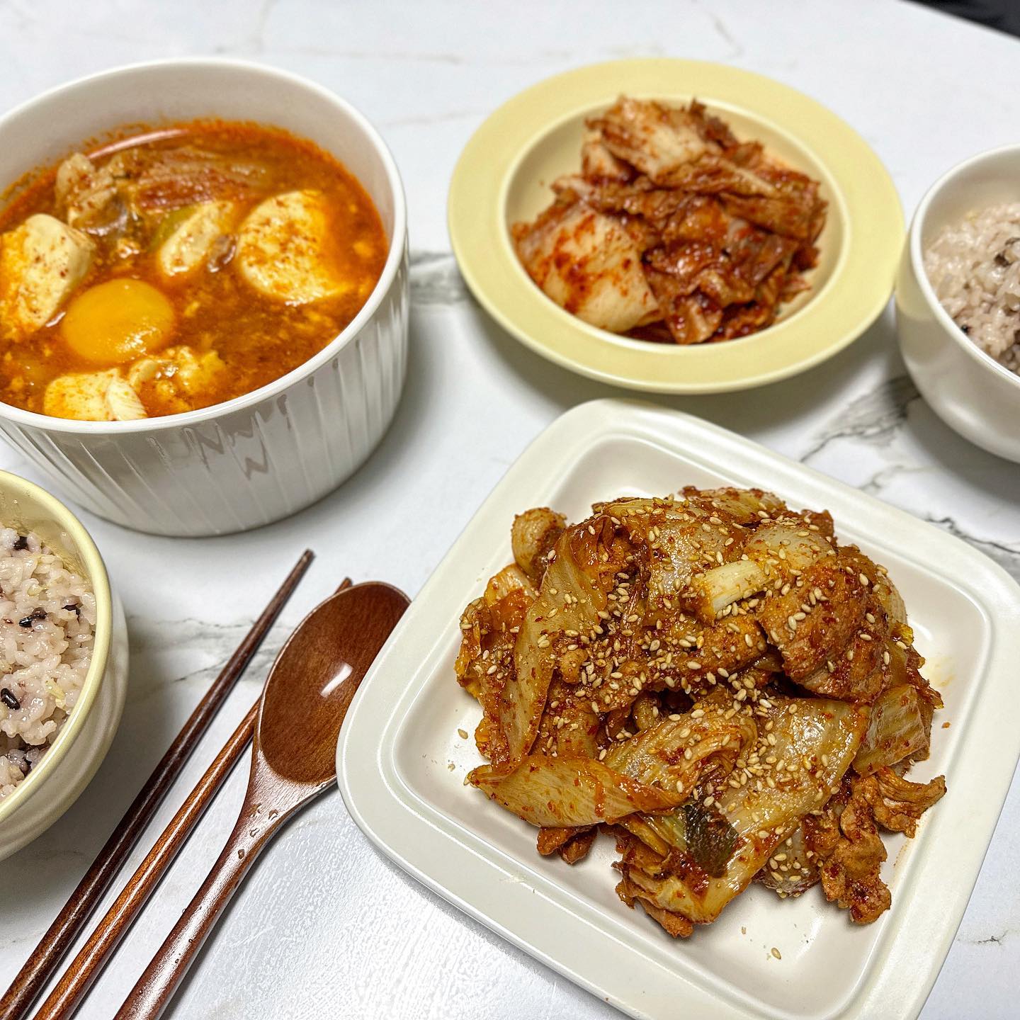 #협찬 🏷️이조원 해남김치

안녕하세요 인님들👩🏻‍🍳
저는 갓담은 김치를 좋아하는데요❗️
이번에 이조원 해남김치를 제공받아서
맛있는 저녁한상을 완성했어요‼️
집밥을 생각나게 하는 이조원 해남김치 소개해드릴게요❤️

.

❤️물맑고 바람좋은 해남에서 자란 배추로 만든 김치

❤️직접 농사지은 신선한 재료로 만들어서 신선함이 good

❤️깔끔한 양념이 텁텁하지 않고 비법육수로 만들어 시원함

❤️HACCP 인증을 받은 업체로 위생도 깔끔

.

직접 키우고 재배한 재료와 물맑고 바람좋은 
해남에서 만든 배추로 만들어서 신선함이 살아있는 김치에요
2kg 포기김치로 주문했는데 포장도 아주 꼼꼼하고
HACCP 인증 받은 업체라서 위생도 깔끔했어요👍🏻
전라도 김치라 해서 젓갈 많이 넣고 양념도 
텁텁할줄 알았는데 텁텁함도 없더라구요‼️
해남 천일염으로 16시간을 절여 
해남배추의 시원하고 아삭함도 살아있어요❤️

그냥 김치만 먹어도 맛있는데 
요리해서 먹으면 더 맛있는거 아시죠❓
이조원 해남김치로 김치제육볶음이랑 
김치순두부찌개 만들어서 저녁에 한끼했는데 
김치양념때문인지 평소에 만들어먹던거보다 훨씬 맛있더라구요
이번주 집밥은 이조원 해남김치로 완성✨

.

✅
https://smartstore.naver.com/goska/products/9183496287

-
-

#국내산김치 #포기김치추천 #해남배추김치 #디너의여왕 #전라도배추김치 #전라도포기김치 #해남김치 #전라도김치 #국내산배추김치 #땅끝마을김치 #김치주문하기 #김치당일배송 #김치택배 #김치배송 #자연조미료김치