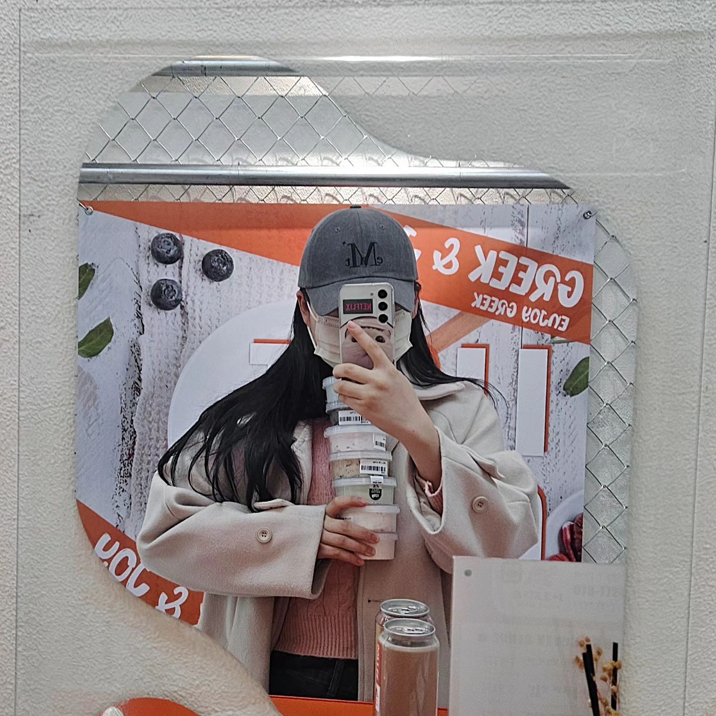 #ad

🍀 그릭앤조이 (greek_n_joy__official)
🍀 𝑷𝒍𝒂𝒄𝒆 : 경기 안산시 단원구 예술대학로 17 119호
🍀 𝑻𝒊𝒎𝒆 : 24시 영업
🍀 ☎️ : 070-7724-9867

그릭요거트 싫어하는 사람이 어딨어여
근데 20종류 그릭요거트? 못 참지.

<요거트 추천 리스트>

📍시그니처 플레인 그릭
저는 기본 잘하는 집이 좋던데
여기는 기본 그릭 요거트만 먹었는데도 여기는 그릭에 진심이구나 하고 찐하게 감동오는 맛이예요
근데 이제 가격도 착해버리는🤦🏻‍♀️✨️
말모 요거트 맛집 인증마크 되어버림
여기에 여러가지 토핑 넣어 만들어 먹으면 그냥 그게 바로 퍼스널 요거트 되는거임
근데 요기는 토핑까지 같이 파는 곳이라서 완벽하당 .ᐟ.ᐟ

📍오레오 그릭
솔직히 오레오 쳐돌이인 나는 여기서 오레오 그릭 요거트 먹고 진짜 반해서 매일 매일 아침마다 생각나고 자기 전에 생각나는데
오레오 생각날 때 요거 먹으면 딱이예요🍪
내가 지금 그릭요거트를 먹는건지, 오레오 크림 무스 케이크를 먹는건지 헷갈릴 수듄
오레오 분태도 아낌없이 넣으셔서 혈중행복농도 20,000% 충전 완료 ଘ(੭ˊᵕˋ)੭* ੈ✩‧₊˚ 

📍카이막 그릭
카이막 맛있는건 아는데 사먹기 번거롭고 파는 곳 찾기도 힘들고 만들기도 까다롭..
긍데 생크림 요거트 맛 나는 내 원픽 요거트 찾았다
༼ つ ◕◡◕ ༽つ 
집 앞에 슬리퍼 신고 털레털레 나가면 새벽에도 카이막 요거트 구할 수 있어서 햄볶해요🤦🏻‍♀️

그치만 이 외에도 다 맛있어서 kijul
'아니 근데 진짜' 지금 적은 요거트 외에도 제가 사 먹은 요거트 죄다 정말 맛있어서 주절주절 적고싶지만
그럼 반나절 이상 요거트 주접만 떨다 끝날 것 같아서🤦🏻‍♀️
솔직히 여기서 어떤 요거트를 골라 먹든 실패할 확률 제로라고 생각함미다 예.
솔직히 우열 가리기 힘들다 인정합니다🥹

<그릭앤조이를 완벽하게 즐기기 위한 정리>

📍다양한 토핑
아니 기본 그릭요거트 사서 내 마음대로 만들어먹는 재미 미텼어용
꿀, 메이플시럽, 동결건조 무화과, 견과류 토핑, 초코칩, 오레오 분태 등등
토핑천국이 있다면 여기일까...👼✨️

📍식이섬유 풍부한 뚱카롱, 뚱낭시에
뚱카롱 먹으면서 죄책감 느낄 필요가 1g도 없다면 얼마나 행복할까영
긍데 그 낭만을 이루어주는 곳이 이 곳이라면
여기가 진짜 내 워너비 하우스다🧣
밥 먹고나서도 '건강하면서 달달하고 맛있는 디저트 땡긴다' 라고 생각한다면 이 집 뚱카롱 말고 대체 뭐가 있는데!!!

📍보냉팩 센스
아니 여름에 그릭요거트 사서 집에 가고 싶은데 요거트라 불안불안 할 수 있잖아여 솔직히
근데 보냉팩을 적은 금액으로 구매해서 넣어갈 수 있다니
여기 사장님 센스 미쳤어요 ｡°(°°᷄◠°᷅°)°｡ 

📍카페음료를 캔으로 만나볼 수 있음
아니 솔직히 새벽 출근이 잦아서 커피 마시고 싶어도 새벽 세 시에 연 카페가 대체.. 어디 있는데
근데 여기는 24h 운영이라 그냥 가서 바닐라 라떼, 연유 라떼, 카페 라떼 그냥 집어서 가방에 넣고 출근하면 완벽함.
캔이라 추운 겨울에 손에 들고 다니면서 덜덜 떨 필요도 없고 진짜 체고👍🏻

그저 제 소원이라면 안산 피플 이라면 '그릭앤조이' 안 가본 사람 없게 해주세여💝