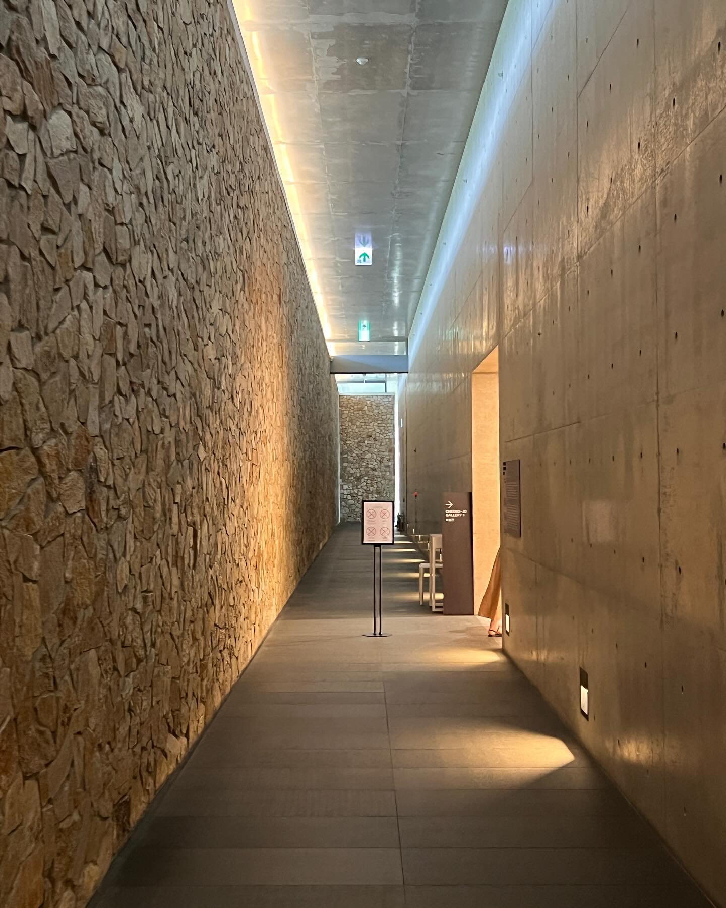 꿈이 생겼다. 내년쯤, 아이들 없이 우리 둘만 다시 와 건축 도슨트 듣기! 공간이 주는 감동 정말 오랜만이다. 여행의 마지막이 너무 좋았다🍏

#뮤지엄산