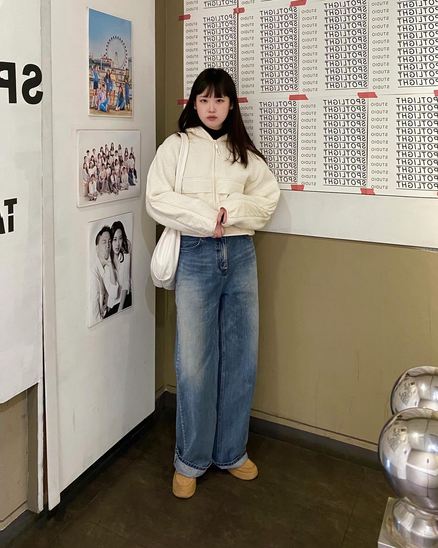 afresh_sports 

부담스럽지않은 숏기장의 어프레쉬의 플리스자켓. 
코디불문 어디든 잘 어울려서 손이 자주가더라구요🦦 
요즘 출퇴근길 교복템 중 하나입니다. 가볍고 따수워서 짱좋음 :)
무신사에서 특가에 구매할 수 있다던데…(소근소근)

#어프레쉬 #어프렌드 #무신사 #무신사브랜드 
#무신사스포츠 #무신사플레이어 #플레이어 #스포츠브랜드 
#데일리룩 #플리스 #후리스 #겨울자켓 #겨울점퍼 #가을자켓 
#가을점퍼 #아우터 #아우터추천 #겨울코디 #가을코디