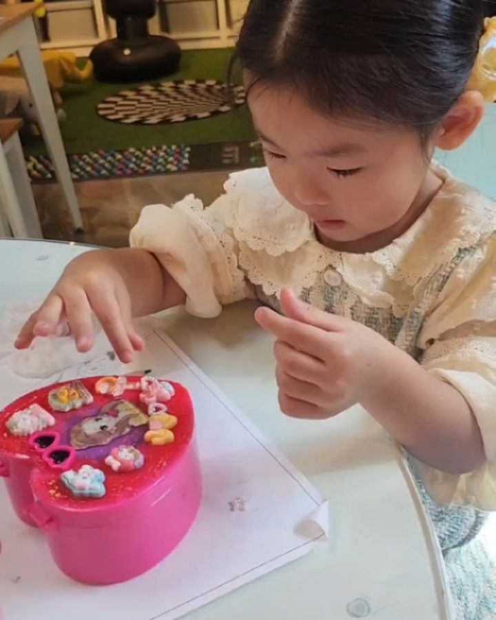 #예쁜선물만들기놀이가게
-
처음 가는곳은 일찍 나서는데  그래서 사장님보다 먼저 도착
보석함만들기 🩷❤️🧡 서유 너어어무 재밌어함.
100원 체험 지비츠열쇠고리는....최소 3000원체험비도 감사히 결제할거같은데 가성비 너무 좋은거 아니냐며😆

무조건 재방문 커피도 맛있다🙉

-
-
#김포체험 #44개월 #보석함만들기 #김포공방 
#체험카페 #석모리