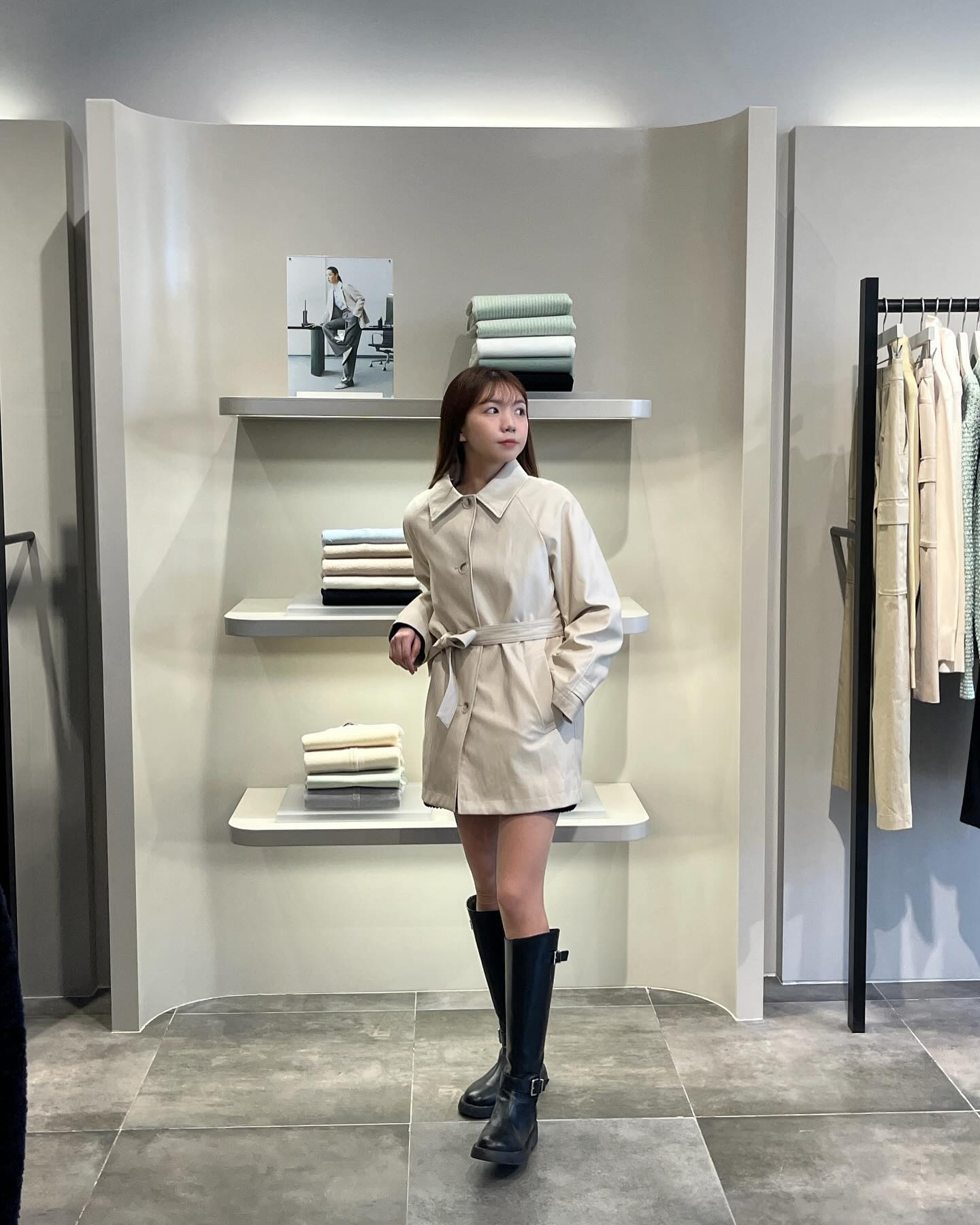 모던 컴템포러리 여성 패션 브랜드 shesmiss_official 
수유직영점 매장이 오픈했다고 해서 후다닥 다녀왔어요!

현대 여성들의 삶과 라이프스타일에 녹아 있으며 미니멀한
디자인을 바탕으로 클래식한 실루엣이 느껴지는 아이템들을
엿볼 수 있었는데요-!
여러분들은 어떤 코디가 가장 예쁜가요~? 

현재 쉬즈미스 수유직영점 매장에서 다양한 오픈 프로모션도
진행한다고 하니 쇼핑도 하고 기프트도 받아볼 수 있는 
기회 놓치지 말아야겠죠~? 🫶🏻

더 자세한 착용 리뷰는 제 블로그를 확인해주세요!
.
.
.
#쉬즈미스 #SHESMISS #여성아우터 #여성겨울아우터
#겨울아우터 #핸드메이드코트 #여자핸드메이트코트 
#패딩추천 #여성패딩추천 #무스탕자켓 #여성무스탕자켓 
#패션블로거