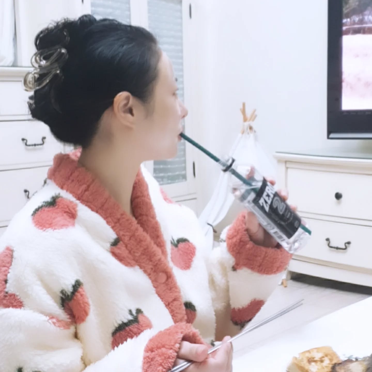 .
샤워하자마자 바디로션 바디버터 바디오일 치덕치덕 바르고 기초 팡팡 필오프페이스팩 올리고 뽀송뽀송 극세사 잠옷 입고 생생정보에 제로투 빨대 꽂는 건성러의 저녁. 반주 안주로 고등어+두부구이 단백질까지 완벽하다

#오늘은조기퇴근
#손님이없어서많아서힘든자영업자의삶