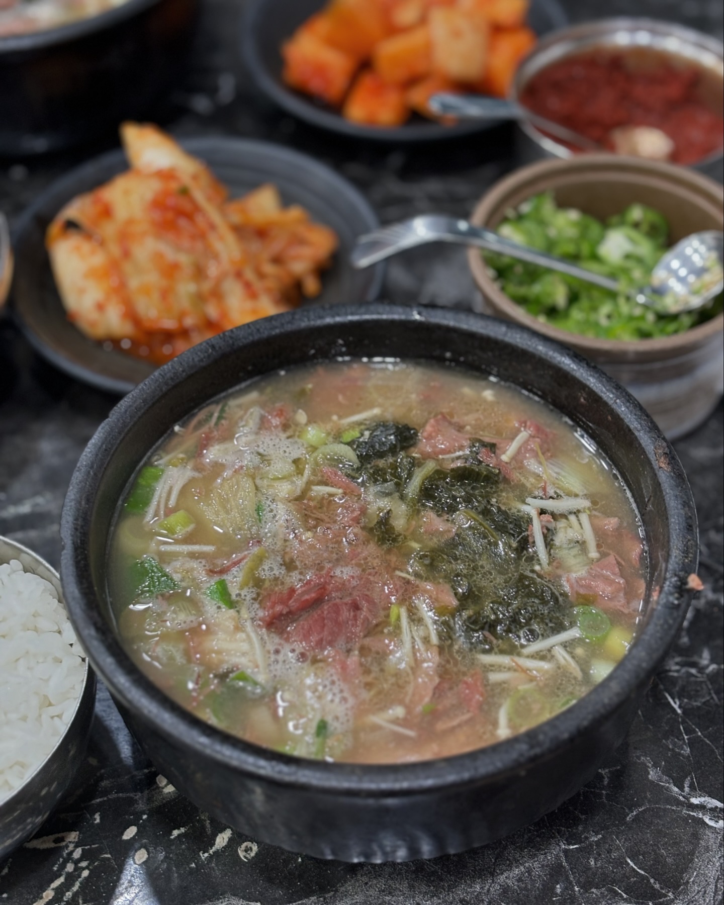 간만에 수원 명소 #유치회관
야근후 꿀맛같은 야식😍 24시간 운영하는 곳이라
늦은 출출한 시간에 허기진 배를 든든하게 해줄곳으로
이만한곳이 없다
11000원짜리 한그릇에 부서질듯 부드러운 질좋은 고기
듬뿍 아낌없이 담겨나오는 해장국 한그릇

#낮에오면웨이팅
#이열치열 #청양고추투척 #수원맛집 #인계동만집
#딩동수원 #수원맛집추천 #수원가볼만한곳