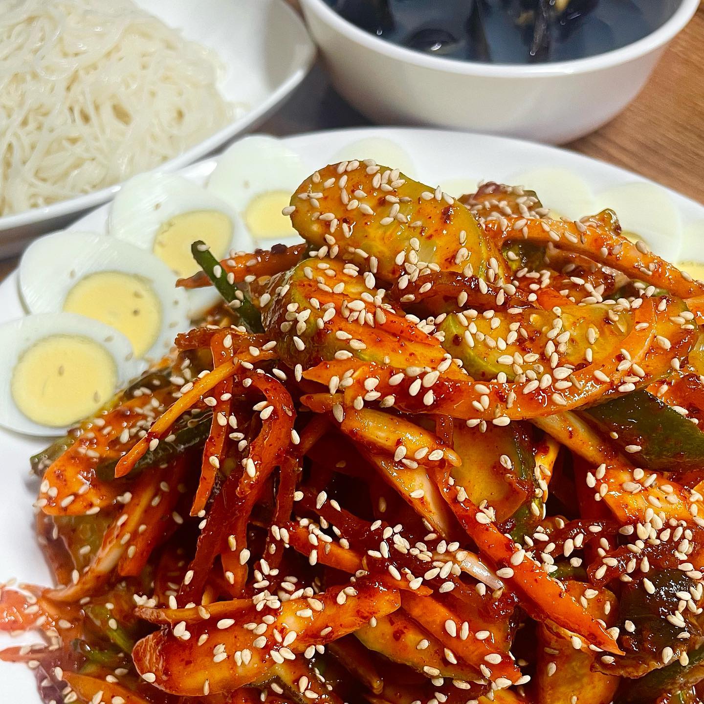 풍자또간집 수원편 1등👑

행궁동 #유동골뱅이

가게 외관부터 찐맛집 냄새 폴폴
골뱅이무침에 쏘주 달릴 사람 모여라~🙋‍♂️🙋‍♂️

기본안주로 나오는 홍합탕은 담백 개운하니 중간중간 자꾸만 손이 가요!
📝골뱅이오이무침
골뱅이, 오이, 명태포에 계란까지 완전 푸짐해요
소면은 기본으로 제공되지 않으니 추가는 필수!!
소면까지 있어야 골뱅이 무침의 완성이잖아요😆❤️
새콤달콤한 양념장의 감칠맛도 끝내주고 
골뱅이는 통조림이 아니라 진짜 삶은 생골뱅이라 크기도 크고 쫄깃함도 최고에요🥺

양이 어마어마해서 먹다가 소면이랑 계란을 또 추가해서 2차전까지 했네요!
그나저나 레몬소주가 맛있다던데 못먹고 온게 아쉬워서 다시 가야겠어요ㅎㅎ🙈

🤍유동골뱅이
🤍경기 수원시 팔달구 행궁로 47
🤍골뱅이오이무침 24000원
소면 2000원
계란 1000원

#뿡앤꺽_수원 #뿡앤꺽_행궁동