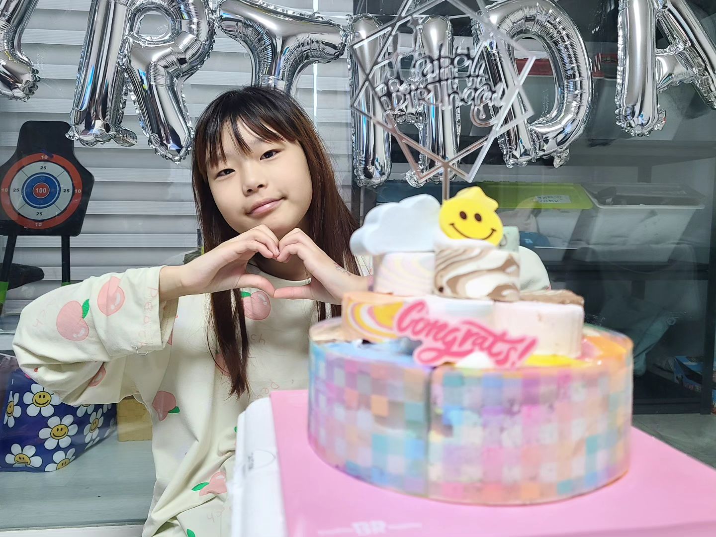1호 생일♡

원래 해돋이 보러 영덕갈려고 했는데
1호가 추워서 싫다며.. 작년에 보지 않았냐고😶😶😶

고기좋아해서  고기 꾸워준다고 샀더니
뿌링클 안사준다고 대박 삐져서 잠든 딸랑구 ㅡㅡㅋ 오늘 휴무라구!!!!!

삐지기도 잘 삐지고 사춘기인가...😟😟😟
어떻게든 하루만 더 참았다가 낳을껄그랬나봉가 ㅋㅋㅋ
1월 1일이라 손해보는게 많다며~~

이제 4학년 올라갈 딸랑구야..
건강하고 씩씩하게! 밝고 예의바른 딸랑구가 되길♡
올 한해도 화이팅하자~~~

생일축하해💕💕💕💕💕

#1월1일생
#만10세 #11살생일 #생일축하해 #2014년생 #춤이좋은아이 #영어도재밌다는아이 #책읽기좋아하는아이 #폰좀그만봐