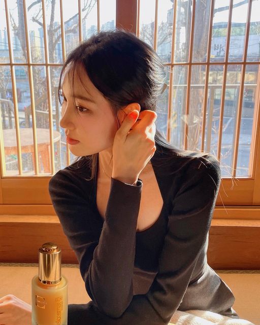 🎨 보경 on Instagram: "#광고 스위스에서 왔다는 
처음 만나 본 #셀코스메트 ✨

피부에 광채와 타이트닝, 퍼밍 효과를 준다고 해서 너무 궁금했던 #셀렉티브셀리프트세럼 인데,
연구가와 과학자들이 30년 넘게 키워온 브랜드라고 해서 믿음이 가요.

싸이토펩 셀룰라 추출물과 포스트바이오틱스 콤플렉스 성분들이, 
피부결 개선 및 정돈, 피부 활력과 생기 부여까지!
값어치하는 셀코스메트 #울트라바이탈 💛

도산공원 VIP 라운지, 갤러리아 백화점 광교점에서 만나보실 수 있데요.✨💛

#Cellcosmet #세럼추천"