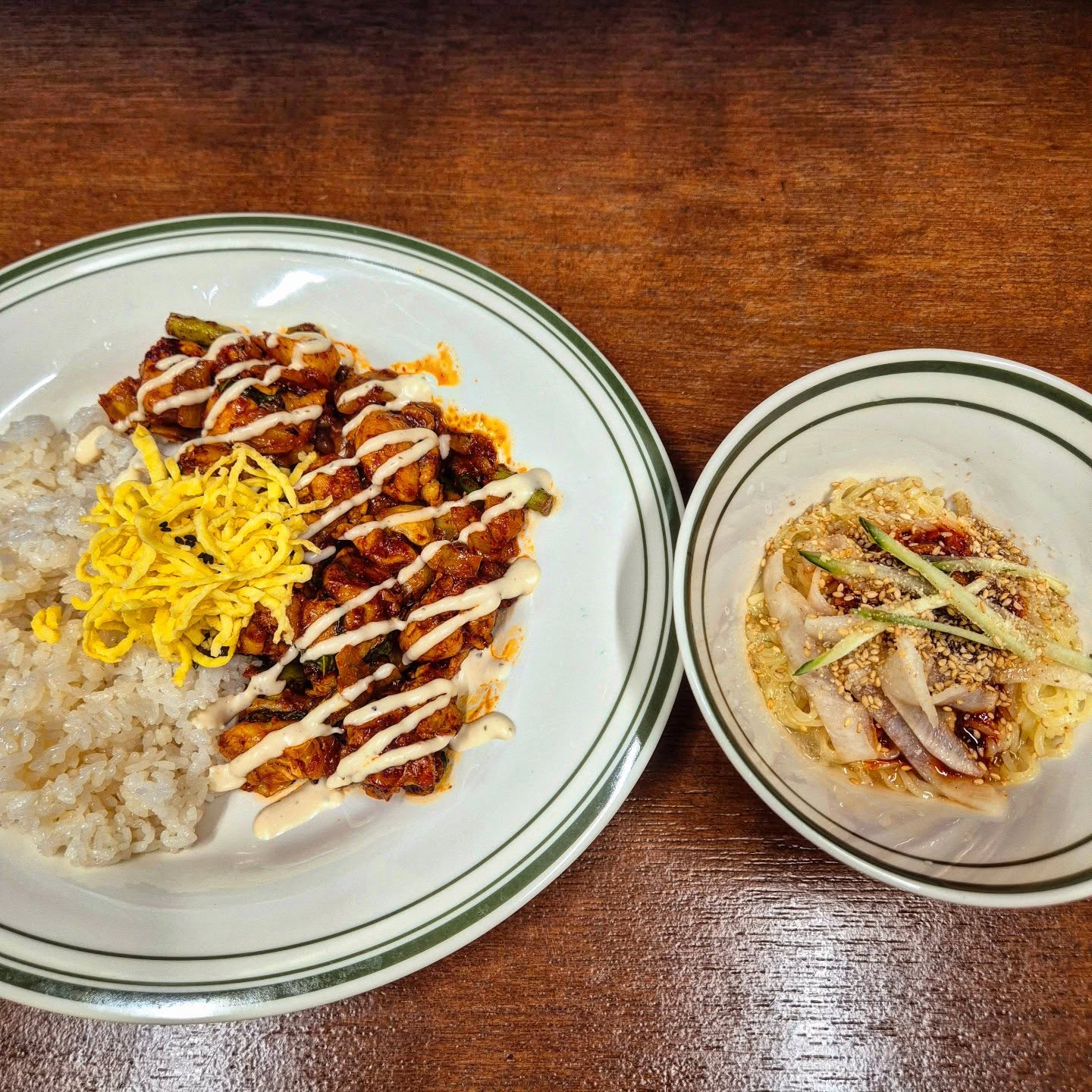 #협찬 

주문과 동시에 불맛 가득 입혀 나온 
직화 닭갈비 덮밥으로 먹고 왔어요~

초벌된 닭을 주문 즉시 직화로 볶아 
불맛이 2배🔥 엄청 맛있어요😛

국수와 셋트로 구성되어 먹기도 좋고
1만원 초반대로 가격이 굿👍🏻 
부평 가성비 찐 맛집이에요 

공기밥도 무한리필! 착한 구성에 맛이 좋아
자주가고 싶은 맛집으로 픽했답니다🔖

주먹밥, 만두국, 우동 등 맵지 않은 어린이 메뉴도 있고 아이도 맛있다고 엄지척🙆🏼‍♀️

모든 좌석이 다찌석 1인으로 되어있어서 
혼밥하기에도 안성맞춤 
각 좌석마다 핸드폰거치대가 놓여져있어서 휴대폰으로 영상보면서 편리하게 밥먹을 수 있어요
사장님 센스 굿이예요!! 

📍부평구 평천로 286 1층 (투썸플레이스 건물 1층)

#부평혼밥 #부평데이트 #부평점심맛집
#이정닭갈비갈산역점 #이정닭갈비
#닭갈비덮밥 #점심메뉴추천