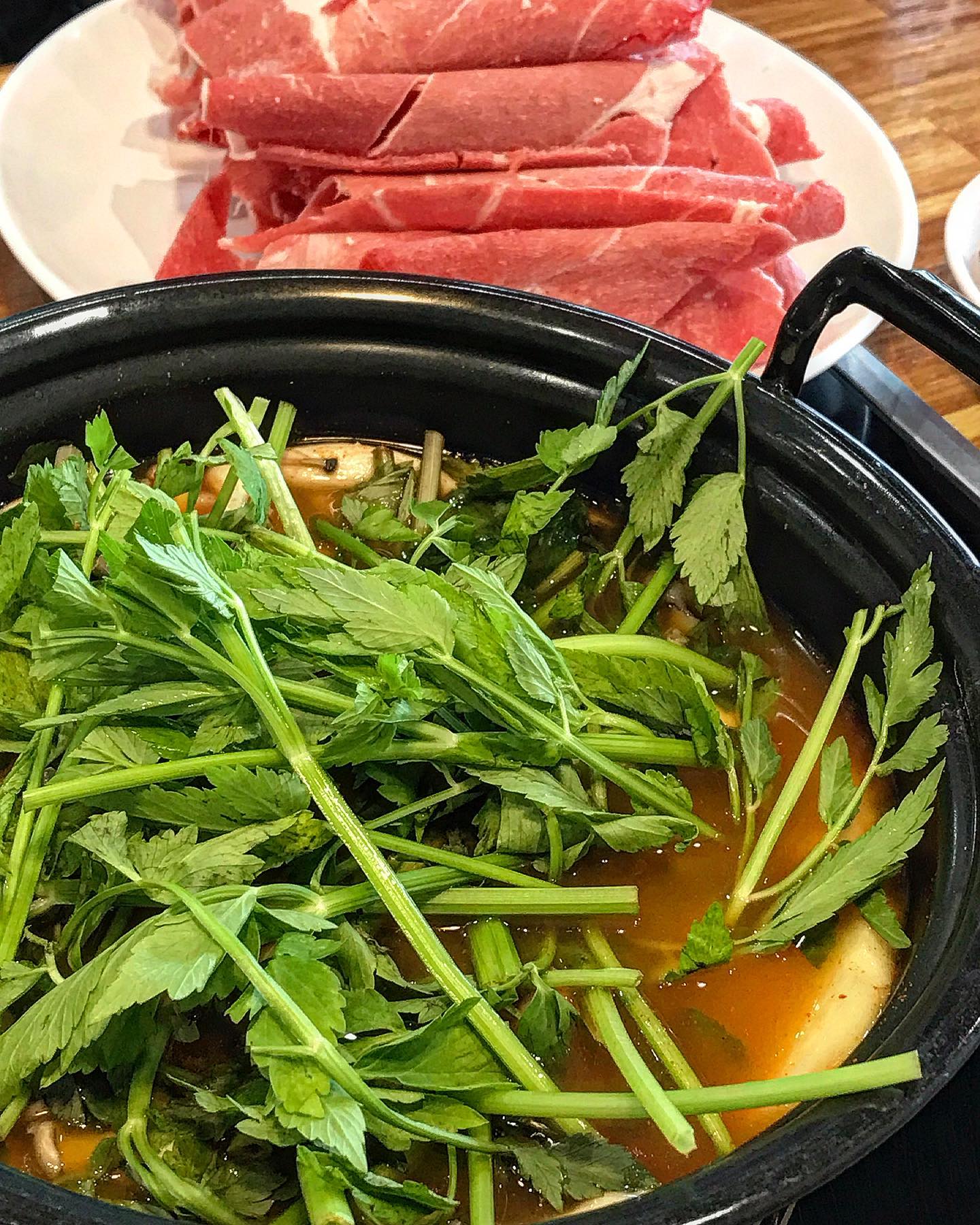 우리집 잼민이 공개수업 후 등촌 먹으로
날씨도 꾸물꾸물하고 이런날 딱 등촌샤브 또똣하니 좋구만 ㅎㅎㅎㅎㅎ 해장너낌으로 흡입하고 뽀꼼밥까졍~~~^^ 
미나리 버섯은 무조건 추가추가 🌈 먹구 커피타임~~🤩
.
.