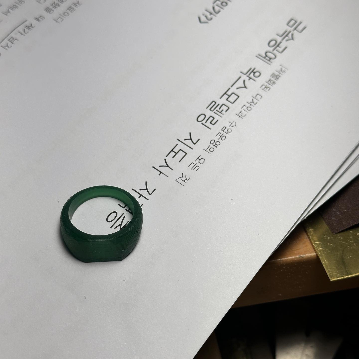 .
다사다난했던 2023년이 지나고 2024년이되었네요
저는 새해가 보름이나 지났지만 
아직 나는 2023년에 머물고 있는듯한 느낌이 드네요
이상하게도 사건 사고가 많아 정신적으로 육체적으로도 
많이 피곤한 해였어요!
그렇다하여 계속 머물 수 없기에 
초심으로 돌아가 새로 시작하고자 하는 마음에 
금속공예 왁스모델링 지도사 자격증을 따기로 결심하였어요!
그 이유는 2024년에 친오빠와 같이 공방을 새로 준비하면서
원데이클래스, 서브 브랜드를 만들기로 하였습니다 :-)
원데이클래스도 진행하다가 혼자 힘으로 조금 힘들어 
정리하였던 클래스도 친오빠의 도움을 받아 진행하기로 하였습니다!
그런데 늘 해왔던 일이지만 새로 시작하려니
어떻게 더 구체적으로 시작을 해야할지 막막하더라구요🥲
왁스모델링 지도자 자격증 수업을 통해 어떻게 더 브랜딩을할지
어떻게 더 클래스 수업을 잘 하여 만족할 수 있게해드릴지
고민이었던 것들이 정리가되어가고 있어요!
오픈은 아직 멀었지만 많이 준비를하여 만나뵐 수 있도록할게요💪🏼

#새로운시작 #초심을잃지말자 #헬로리로 #경주