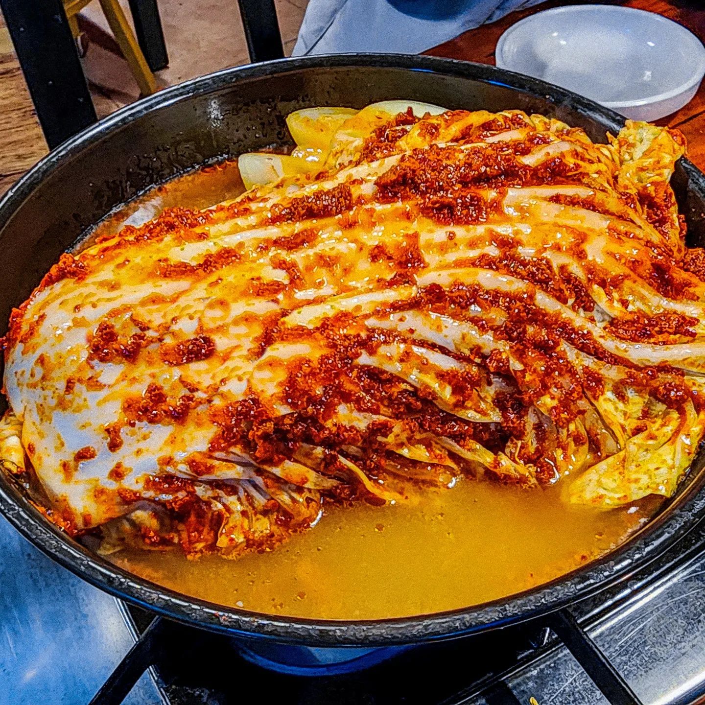 ❗️한 줄 요약❗️
맛👍 착한가격❤️ 또또간집

요번에 두 번째✌️로 방문한 가게입니다! 나중에 세 번째로 해서 올라올 수도 있어요😁 강남 부근인 선릉에서 맛있는 가게는 많다만 가격이 착한 곳은 보기가 힘든데 요 가게!! #김태주선산곱창강남점 은 곱창전골이 1인분에 12,000원으로 저렴한 편에 속하는데 김치와 육수🍲 무한리필, 리뷰이벤트 그리고 특히나!!!! 점심시간 할인💲 이벤트가 대박이에요‼️ 점심시간 9,000원에 볶음밥 및 아이스크림 무료!!! 이런 대단히 혜자 스러운 가게의 우리 사장님는 저희가 먹는 동안 저 옆에서 고객들이 먹을 김치를 직접 담구고 계셨습니다😅 안갈 이유가 없겠죠!?!? 친구와 연인과 포차 분위기에서 맛있는 음식과 함께 배도 든든히 채우고 싶다면 요 가게!! 정말 많이 추천합니다❤️

⬇️또다른 인근 주위 맛집을 보고싶다면!?⬇️클릭❗️
📂#쏭s_서울맛집

MENU
사진 속 메뉴
📌 곱창 전골(2인분) - 12,000원(1인분)
📌 볶음밥 - 3,000원

✔️ 김태주 선산곱창 강남점
✔️ 서울 강남구 테헤란로64길 27 B1층
✔️ 월 - 금: 11:00 - 01:00 / 토 - 일: 12:00 - 01:00
✔️ 단체, 포장, 배달, 남여화장실구분