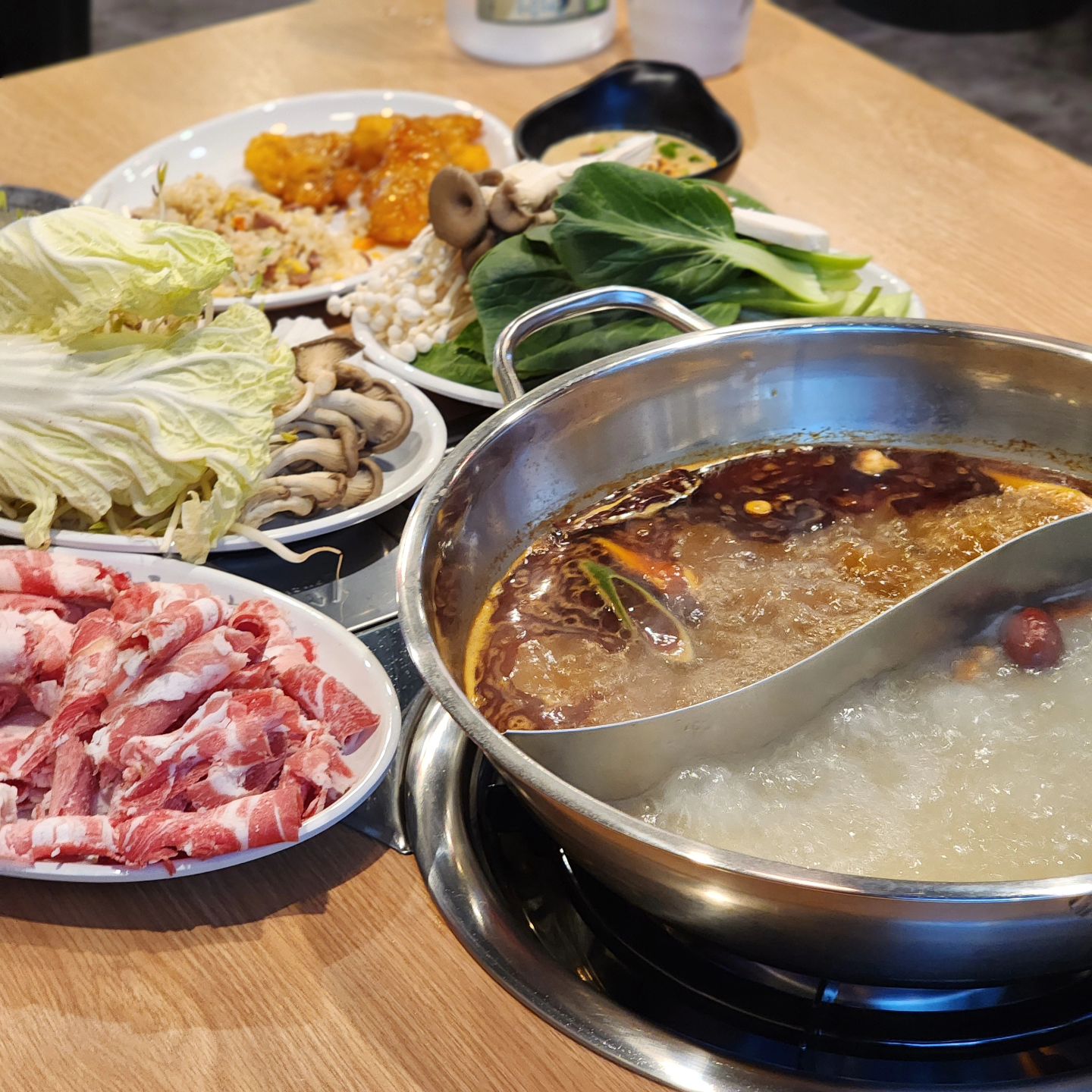 반곡동 #중경식객

채소, 고기, 해물 등등
온갖 재료가 무한리필인 훠궈집
볶음밥이랑 꿔바로우까지
무한리필 가능해서 가성비 최고👍 

🧾성인 ₩21,900

📍강원 원주시 봄마중길 5-2 1층 101호