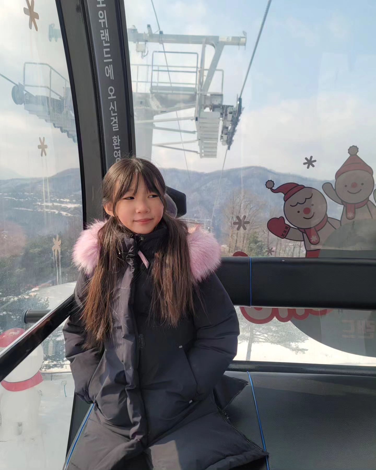 지금 여긴 비발디파크❄️

지난주 토요일, 시니가 방학전부터 열심히 준비한
무용발표회가 끝나고 목요일 개학전에 
추억쌓으러 비발디파크 왔어용

어젠 오션월드, 오늘은 스노위랜드찍고
내일 돌아가면 겨울방학도 끝이구나🤣

마지막에 슬쩍 올려보는 시니 공연영상🫶🏻
발레랑 한국무용 공연 준비한다고 고생한 시니,
넘 잘했고 멋있었어 우리딸🩷
.
.
.
.
.
.
.
.
.
.
.
.
.
#비발디파크 #스노위랜드 #오션월드 #키즈모델 #여아모델 #광고모델 #아역모델 #키즈패션 #키즈패션 #kidsmodel #주니어모델 #한국무용 #키즈인플루언서 #kidsinfluencer #키즈셀럽 #키즈서포터즈  #키즈OOTD #여아코디 #박소정무용나라