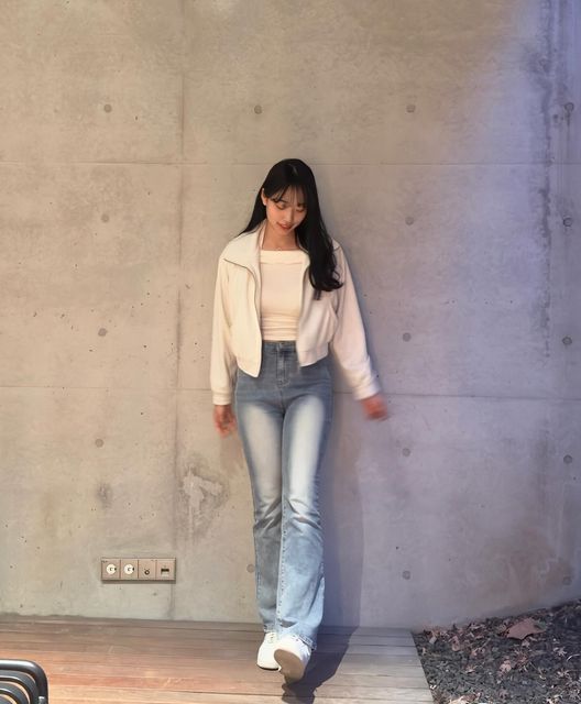 🇰🇷Yejin on Instagram: "#광고 @vivabrown_official 보들보들한 자켓🤍 이제 날이 풀리면서 가볍게 입을 겉옷으로는 비바브라운🪄 ㄴ 폴리 100%(스웨이드) ㄴ 소프트한 터치감 / 은은한 광택감으로