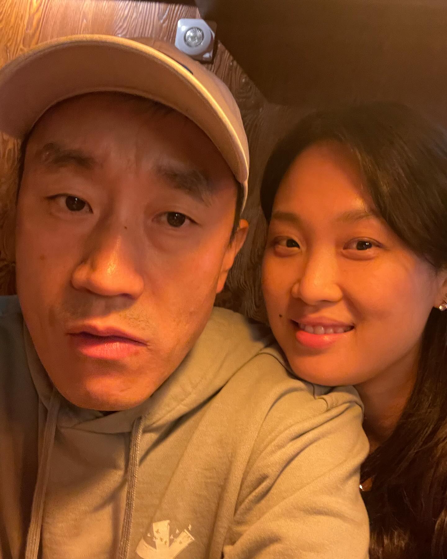 10 years ago I married a man, and we’re still married. The end.
10년 전에 남자를 결혼했다, 그리고 지금 결혼 중이다. 끝.

#10주년 #결혼기념 #marriage #real #love #부부스타그램