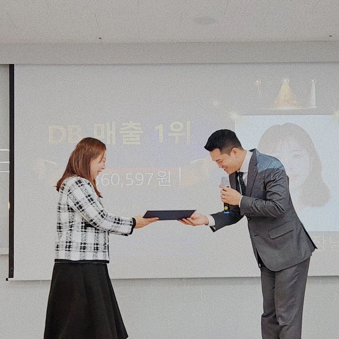얼마만에 받아 보는 상인지~^^
뽑기에 뽑혀서 다이슨 드라이기 선물도 받고.
본부장님 설 선물로 와인과 벌꿀까지~~
24년 시작이 너무 좋다~~ 쭉 이렇게만 하쟈~
