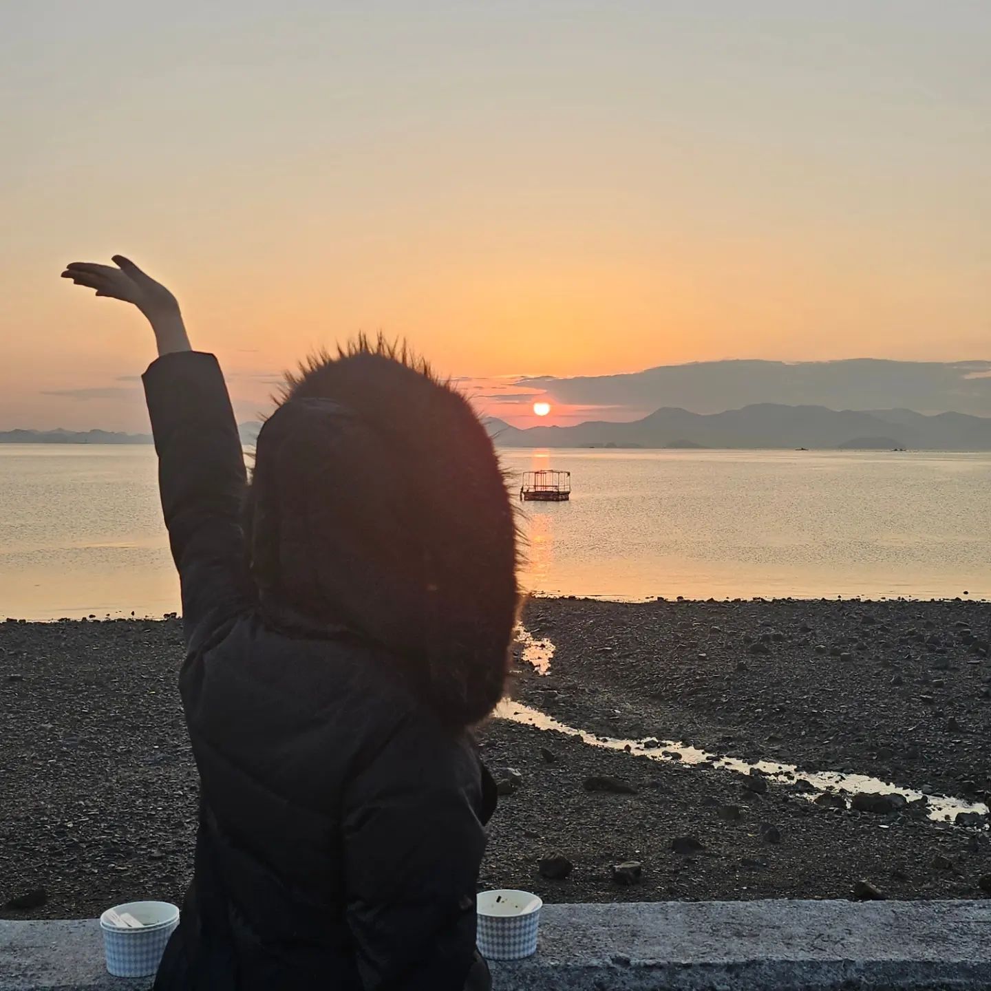2024년 반가워~~👋
.
사랑하는 사람들과 함께하는 해넘이와 해돋이 🌅 
여수에서 우리 가족 함께 모이니 
더더더 행복한 시간 ❤️ 
.
아침 일찍부터 맛있는 떡국을 준비해주신 
리조트 사장님 감사합니다 🥣
새해 복 많이 받으세요 💞 
.
.
#여수해돋이 #해돋이명소 #골드비치리조트 #떡국나눔