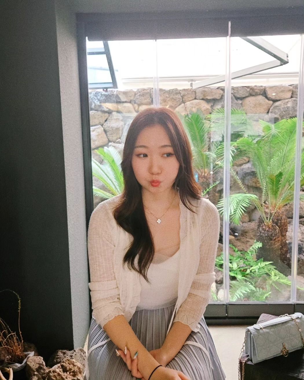 😗