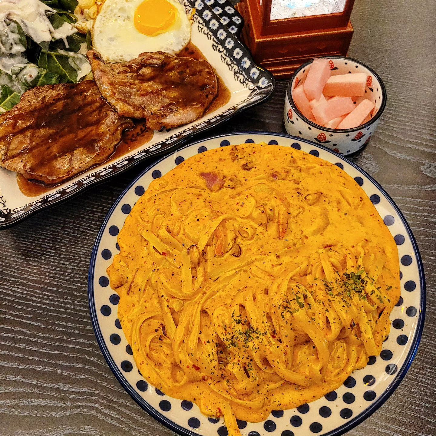 #협찬 믹스토랑 신메뉴 투움바파스타_🍝 

김해 파스타 맛집
👉믹스토랑👈에 방문해서
신메뉴 투움바 파스타와 목살 스테이크 먹고 왔어요.

🎈Toowoomba Pasta🎈
넓은 페투치네 면에 새우와 베이컨의 풍미를 더해 만든 부드러우면서 매콤한 파스타✌️

꾸덕꾸덕하면서 살짝 매콤한 로제 소스에 통통한 새우~ 
양도 푸짐하니 아주 맛있더라고요~
믿고 먹는 목살스테이크도 굿굿👍

데이트 코스로 좋고,
가성비도 좋은 🔅믹스토랑🔅
앞으로 투움바 파스타 먹으러 자주 갈것 같아요.💕

📍김해시 해반천로 144번길 35-27
⏰️11:00-21:30
☎️0507-1466-2877

mixtorang

#믹스토랑 #믹스토랑투움바 #투움바파스타 #파스타맛집 #스테이크맛집 #믹스토랑김해삼계점 #mixtorang
#김해삼계맛집 #김해파스타맛집 #맛스타그램 #김해데이트