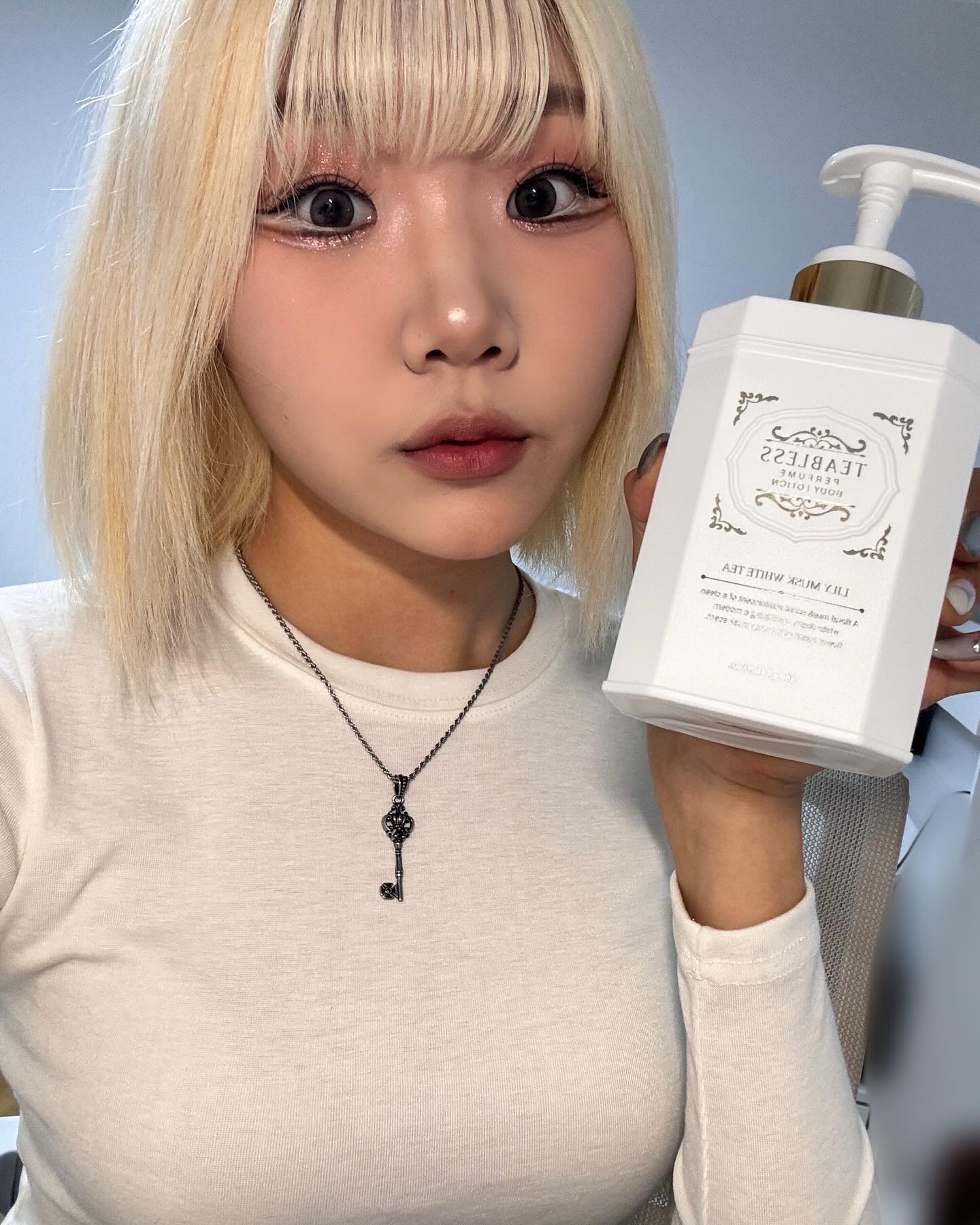 #협찬 #제품제공 #티블레스 

🍀티블레스는 차의 유효성분과 향기를 담은 티퍼퓸 스킨케어 브랜드입니다! 

☁️제가 받은 제품은 화이트티 바디로션으로 포근한 느낌의 거부감 들지 않는 달콤한 머스크 향으로 모두가 좋아할만한 향기입니다! 
향기가 은은하면서도 확실해서 향수 없이도 몸에서 좋은 향기가 풍깁니다

💧평소 피부가 건조한 편인데 촉촉하면서도 빠르게 흡수되어 끈적거리지 않아 매일 향긋하게 사용하기에 좋았습니당:)