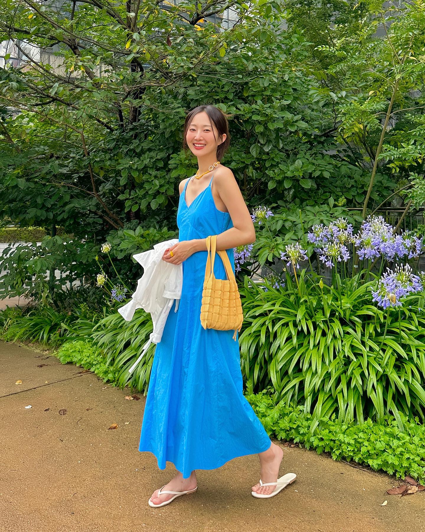 #gift nov_official_kr 

이번 후쿠오카 여행 내내 입고 다닌 NOV의 
DOUBLE STRAP DRESS🩵
사실 저 이번에 여행갈때 옷 3벌 챙겨갔거든요?
근데 챙겨간 옷 다 안입고 이 원피스만 입고 댕길정도로
정말 엄~~청 편하고 시원하고 무엇보다 잘 마르는(?) 
여행에 특화된 원피스에요! ₍ᐢ⸝⸝ › ̫ ‹ ⸝⸝ᐢ₎✧‧.
여행가기전 날씨 찾아봤을때 후쿠오카에 주말 내내 비온다고 해서
장치마 괜찮은건가......? 하고 걱정했는데 이 원피스 진짜 
신기방기하게도 젖으면 초스피드로 마르더라구요?! ㅎㅎ
그리고 소재 자체가 주름이 잘 생기지 않는 소재라 캐리어에 둘둘 넣기도 좋구 컬러도 완전 청량감 그득한 블루컬러라 여름휴가룩으로 딱! 👍 그래서 전 발리갈때두 가져갑니다 흐흐
.
.
.
#여름휴가룩 #여름원피스추천 #여행원피스 #여행룩원피스