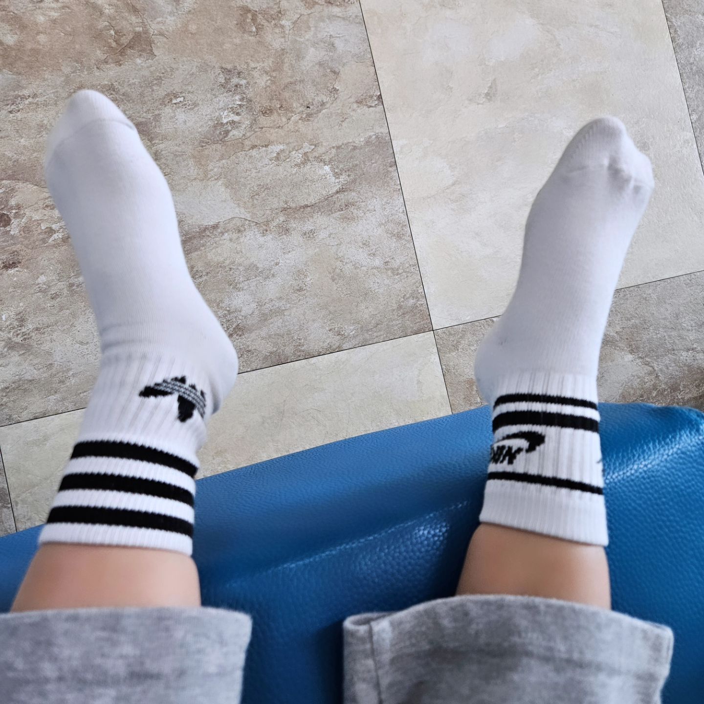 내분명..... 두쌍을 줬구만 😑
아침에 바빠서 시켰더니..... 😂 
나란히 짝짝이로 신겼구먼 ㅎㅎㅎ
눈이 좋다고 그렇게 얘기했는데 눈좋은거랑은 전혀 상관없는
아빠눈 👀  눈썰미 꽝!!
#아빠가육아하면 #어쩔래 #눈썰미 전혀없음 #아들육아 #육아일상