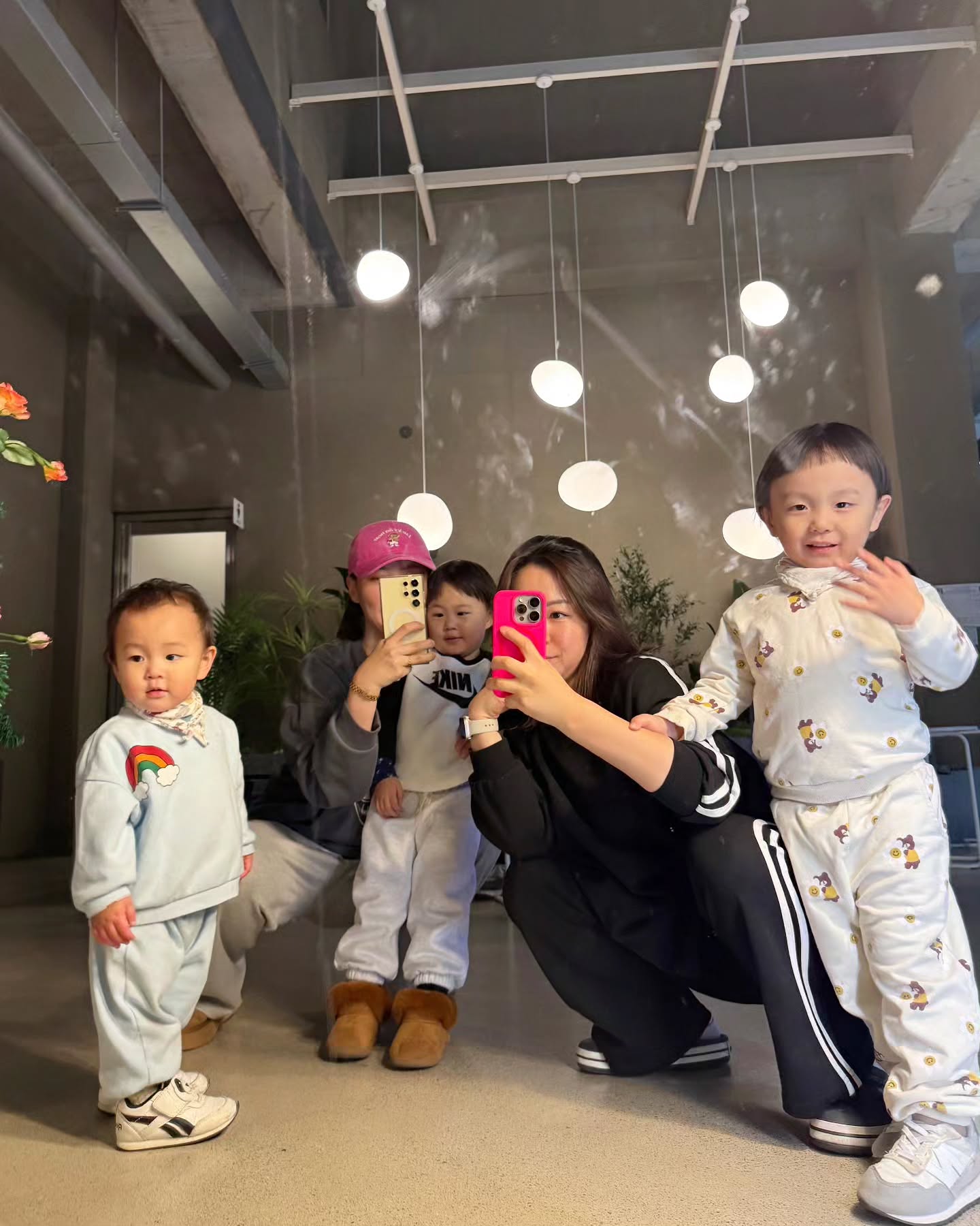 사랑스러운 건건이네와 일요일밤에🎶♥️

일요일밤을 아주 야무지게 알차게 즐긴 우리
맛나게 고기 흡입하고 후다닥 카페까지 ㅋㅋㅋ우당탕탕 정신없는 3시간
느므느므 잼게 오늘하루도 마무으리 😉🤭🩷

이번주말도 자아알 보내따아 🥰🥰

#주말일상