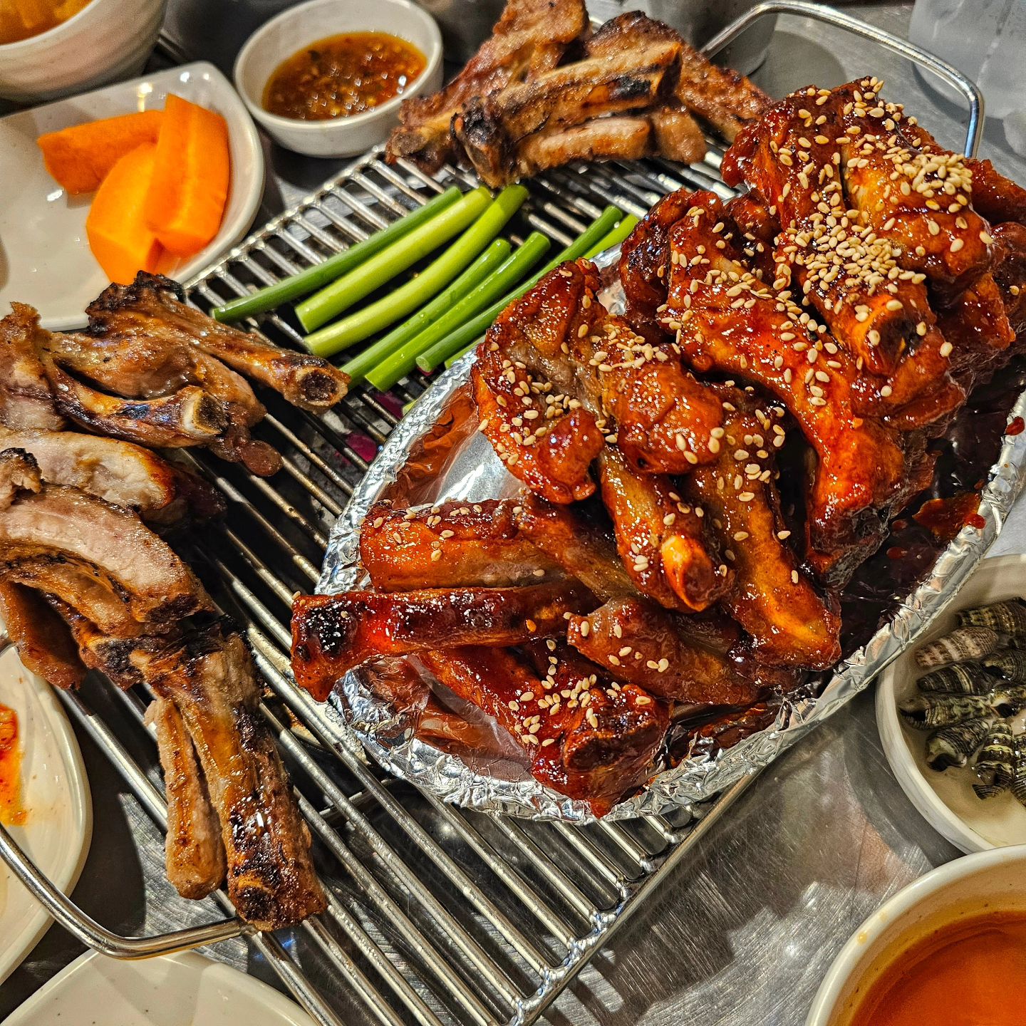 청주 쪽갈비 맛집 "구이구이 쪽갈비 지웰점 " 🔥

구이구이 쪽갈비에는 염지가 되어 있어
그냥 먹어도 맛있고 소스 찍어먹어도 👍🏻

쪽갈비가 부드럽고 촉촉하고 다합니다..😯
 
맛은 꼬소하면서도 담백한
간장 양념의 쪽갈비 너무 맛있음 

쪽갈비에도 하나씩 다 칼집이 나있어
살도 깔끔하게 뜯어 먹을 수 있어 먹기도 짱 편함 ㅜㅜ 

매운 쪽 갈비는 먹을수록 
점점 매워지는 미친 중독성의 매운쪽갈비 🔥

쪽갈비에 마늘종을 구워서
얹어 먹어도 존맛탱 ㅜㅜ 

#식사권제공#구이구이쪽갈비지웰점#청주#청주맛집#충북#대전#청주맛집추천#쪽갈비#청주쪽갈비#청주쪽갈비맛집#구이구이쪽갈비지웰점#협찬#섭외#블로그체험단#복대동맛집#청주핫플#쪽갈비구이#복대동맛집#복대동맛집추천#쪽갈비맛집#김치수제비#매운쪽갈비#치즈쪽갈비#복대동#좋아요#오늘도묵지_청주
