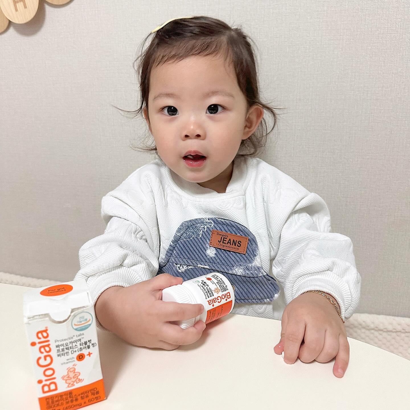➿제품제공 #바이오가이아 #똑닥
 
약이라면 극혐하고 
난리나는 쇼가 잘 먹는 이것은?
 
⭐바이오가이아 유산균⭐
 
달콤한 오렌지 향의 츄어블 타입으로
거부감없이 냠냠 캔디🍬 대신에 챙겨줘요ఎ
 
장까지 살아서 도달하는 ∿ ෆ
특허 받은 유산균주가 들어있고 
뼈 형성과 유지에 필수인 비타민D도
함께 섭취할 수 있으니 얼마나 좋게요๑′ᴗ‵๑
 
무엇보다도 약에 거부감이 심한
우리 수호가 잘 먹으니 완전 행복🧡
 
 
☑️바이오가이아 프로텍틱스 타블렛 비타민D
➖ 씹어먹는 츄어블 타입
➖ 달콤한 오렌지 향 
➖ 특허받은 유산균주 함유
➖ 비타민D 800IU 함유
➖ 글루텐 프리 제품
➖ 온 가족 섭취 가능
 
 
 
🏷️ biogaia_kr
🏥 ddocdoc_official
 
똑닥x바이오가이아로부터 제품을 제공받아 체험한 솔직 후기입니다.