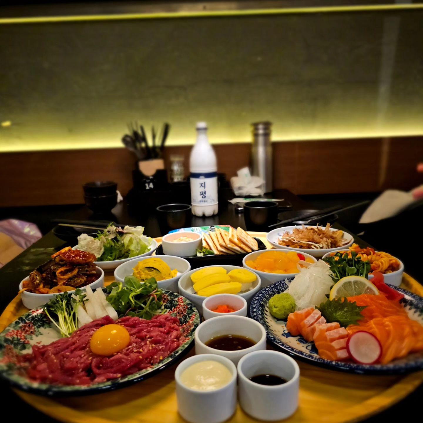 #협찬 

#너무한육회연어 다녀왔어요
진짜 이 집 너무하네..!
너무한 상차림이 여기 시그니처라길래 주문했는데
육회, 연어, 갑오징어숙회, 육회초밥, 연어초밥, 오꼬나미야끼, 양념게장, 매쉬포테이토, 샐러드까지
부페 갈 필요 없이 그냥 제가 좋아하는 구성으로 미리 한 상 차림 해두셨더라구요
누가 강남 가성비 떨어진대!
연말모임장소 찾는다면 예약 고고링

#강남맛집 #강남술집 #강남역술집 #강남역이자카야 #강남역회식 #강남역육회 #강남역연어 #강남이자카야 #강남회식 #강남연어 #육회 #연어 #회식 #이자카야 #너무한육회연어