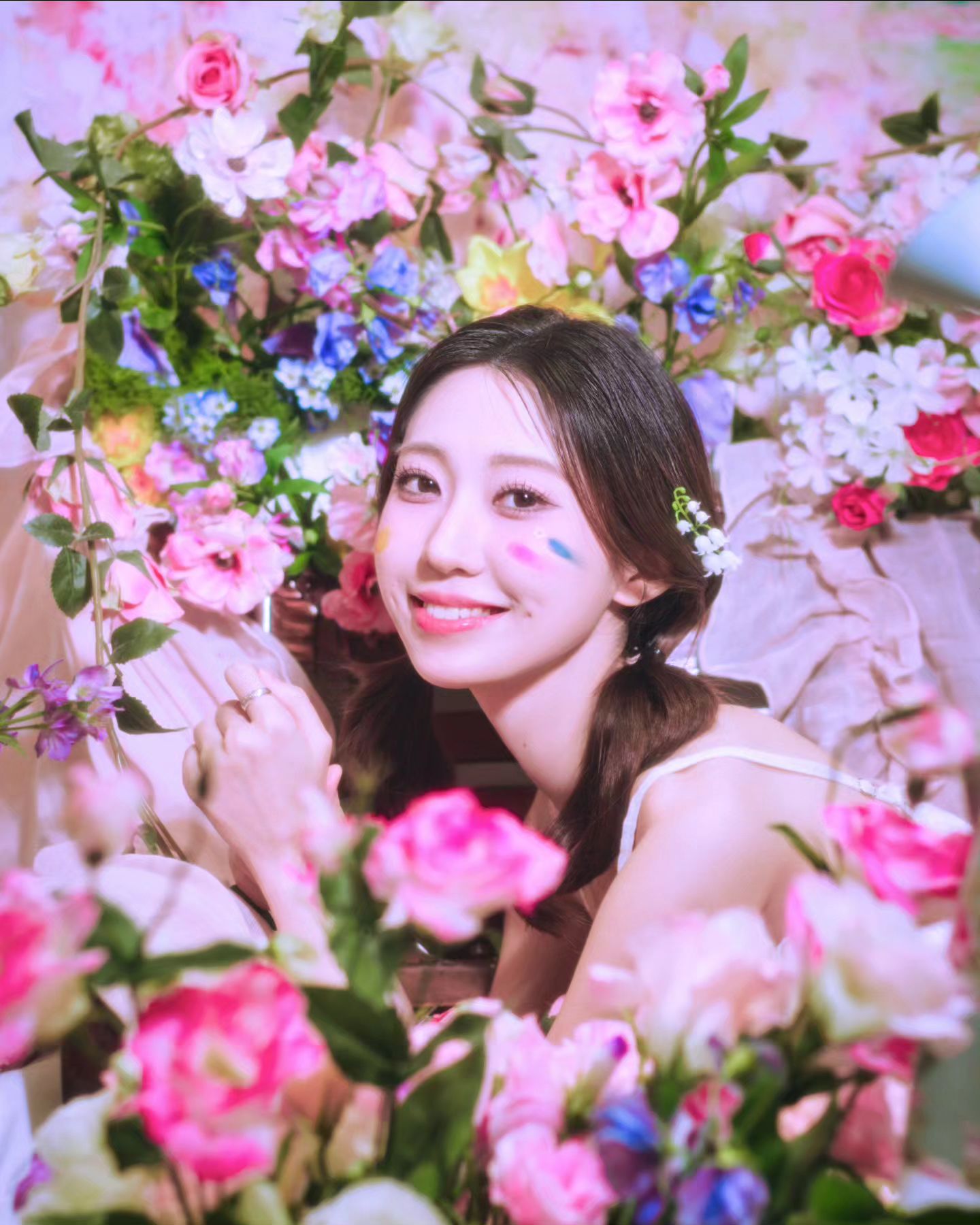 더현대와 무화의 화원 그리고 하루필름의 역대급 콜라보!
예약하고 바로 달려가서 첫손님으로 열촬열촬🫧
사진작가님들과 헤메코 해주셨던 쌤들 모두 열정적이고 친절하셔서 담에 또 오기로 약속하고 와따🩷🩷
요정 만들어주셔서 감사해요🧚‍♀️
☁️ #하루필름X무화의화원 #더현대

Photo by muhwaofficial
make-up offxaradise 
collabo haru.film_