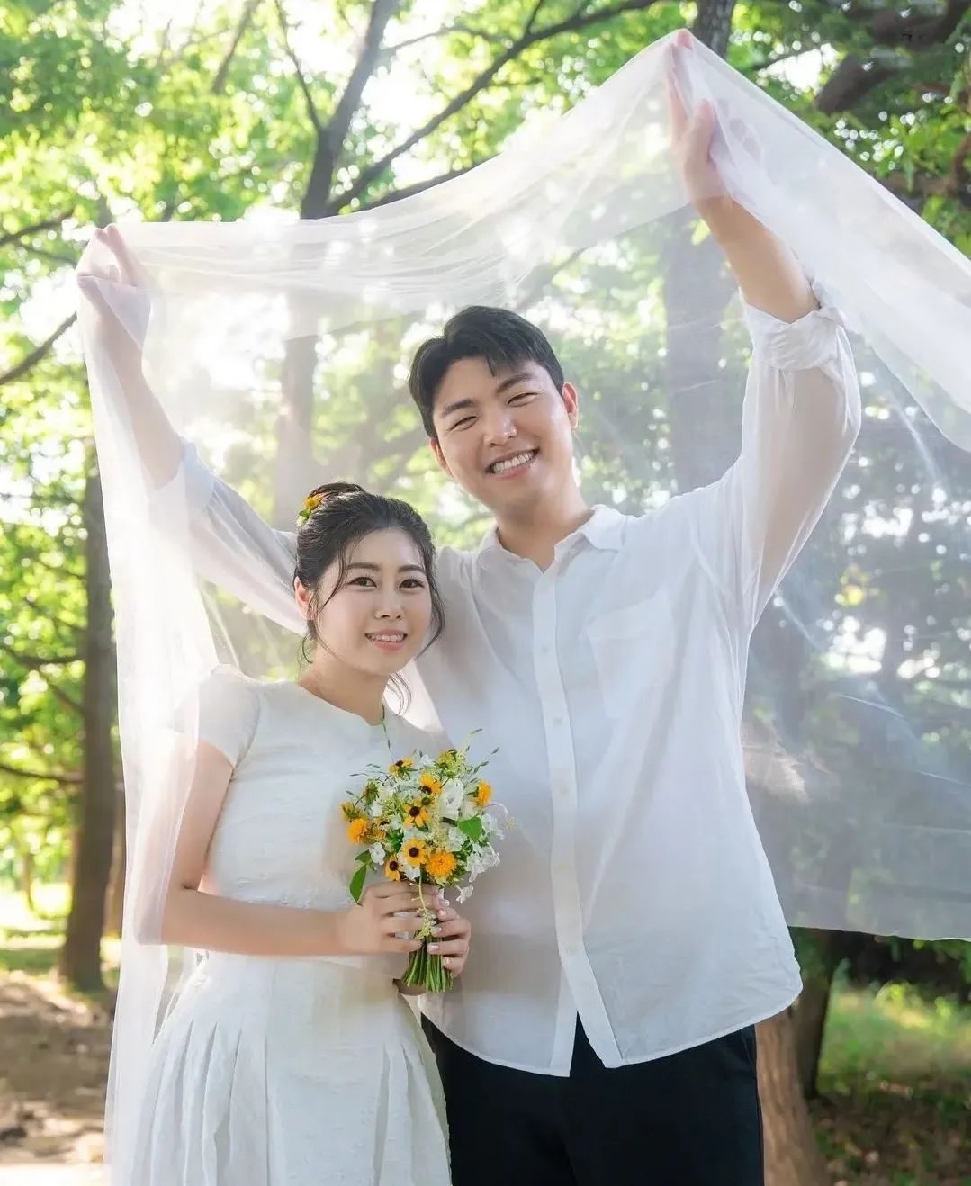 ۞۞۞۞۞۞۞۞۞۞

청량감 200% 웨딩촬영🌸

중학교 같은반 반장.부반장으로 만나
결혼까지 하시는 신랑신부님♡

너무너무 사랑스럽고 
귀여운 신부님과
듬직한 신랑님♡

결혼 축하드리구요,
항상항상 행복하세요💓
ㆍ
사진: mindyfilm 

ㆍ
ㅡ
ㆍ
ㅡ
ㆍ
ㅡ
ㆍ
ㅡ
ㆍ
ㅡ
ㆍ
ㅡ
#부산웨딩메이크업 
#부산웨딩촬영메이크업 
#부산메이크업 
#남포동메이크업 
#부산신부메이크업 
#부산돌잔치메이크업 
#부산출장메이크업 
#부산승무원메이크업 
#부산면접메이크업 
#부산메이크업샵
#남포동메이크업샵
#부산혼주메이크업