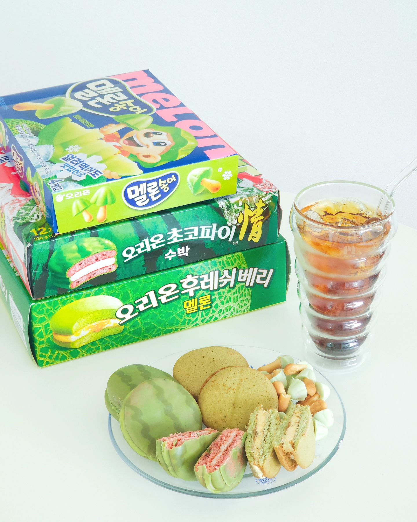 #제품제공

초코파이 수박맛 / 후레쉬베리 멜론맛 / 멜론송이!!
여름 간식 한상차림 나왔습니다🍉🍈 ~~

늘 먹던 간식말고~~
여름 한정판 3종으로 달콤하고 향긋한 간식타임을 즐겨보세용🤗!

❣️tip❣️ 얼려먹어도 맛있답니다아😁🧊
.
.
#오리온 #초코파이수박 #후레쉬베리멜론 #멜론송이