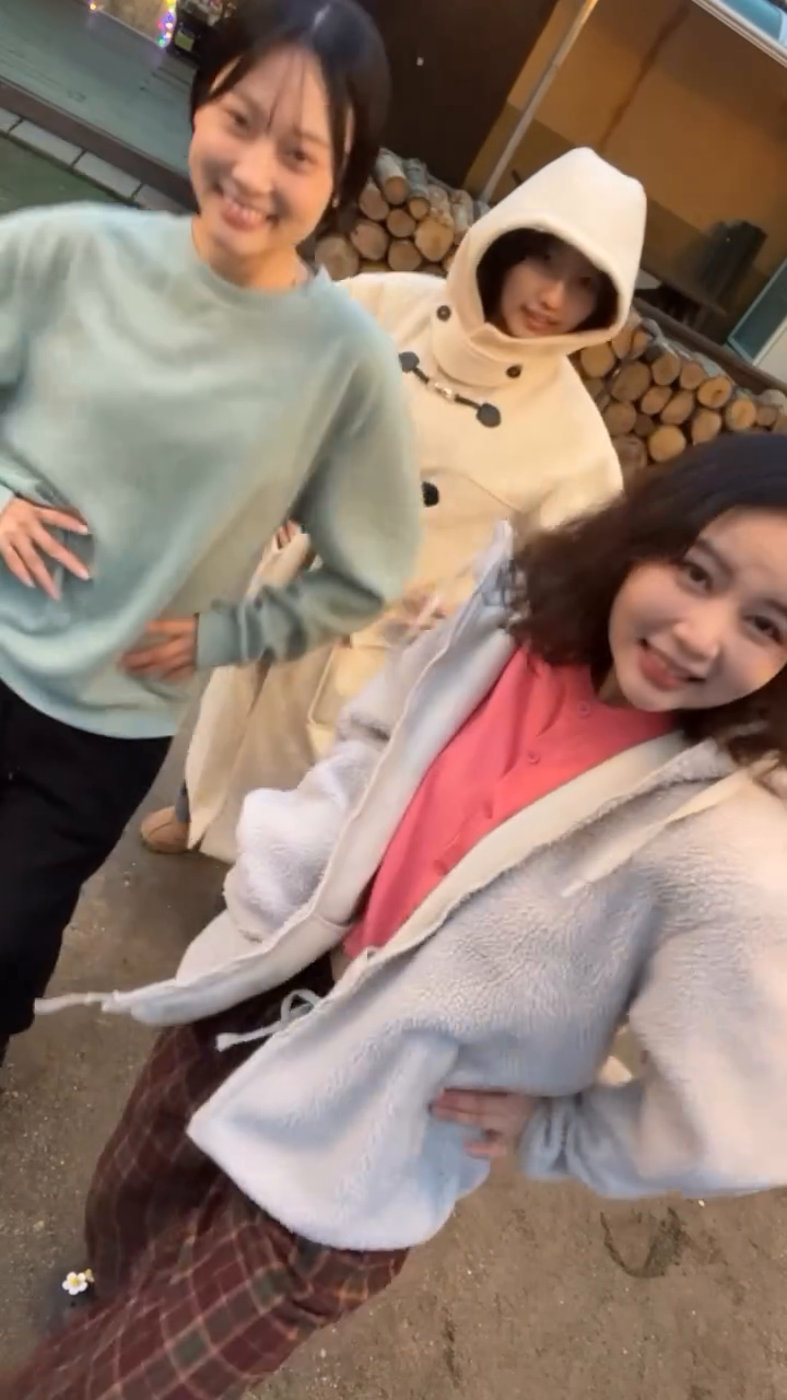 📸마름모 구도♦️

👩🏻 : Kevin, 너도 손 들어~
🐈 : 냐앙~

예쁜 숙소를 배경으로🏠 #캐빈하우스
okryong_cabin_house 
jeonnam_report 

#광양옥룡계곡 
#광양옥룡펜션 
#광양옥룡계곡펜션
#광양여행 #광양계곡
#광양동천 #겨울여행
#전주여행 #광양민박추천
#singlelady #beyonce