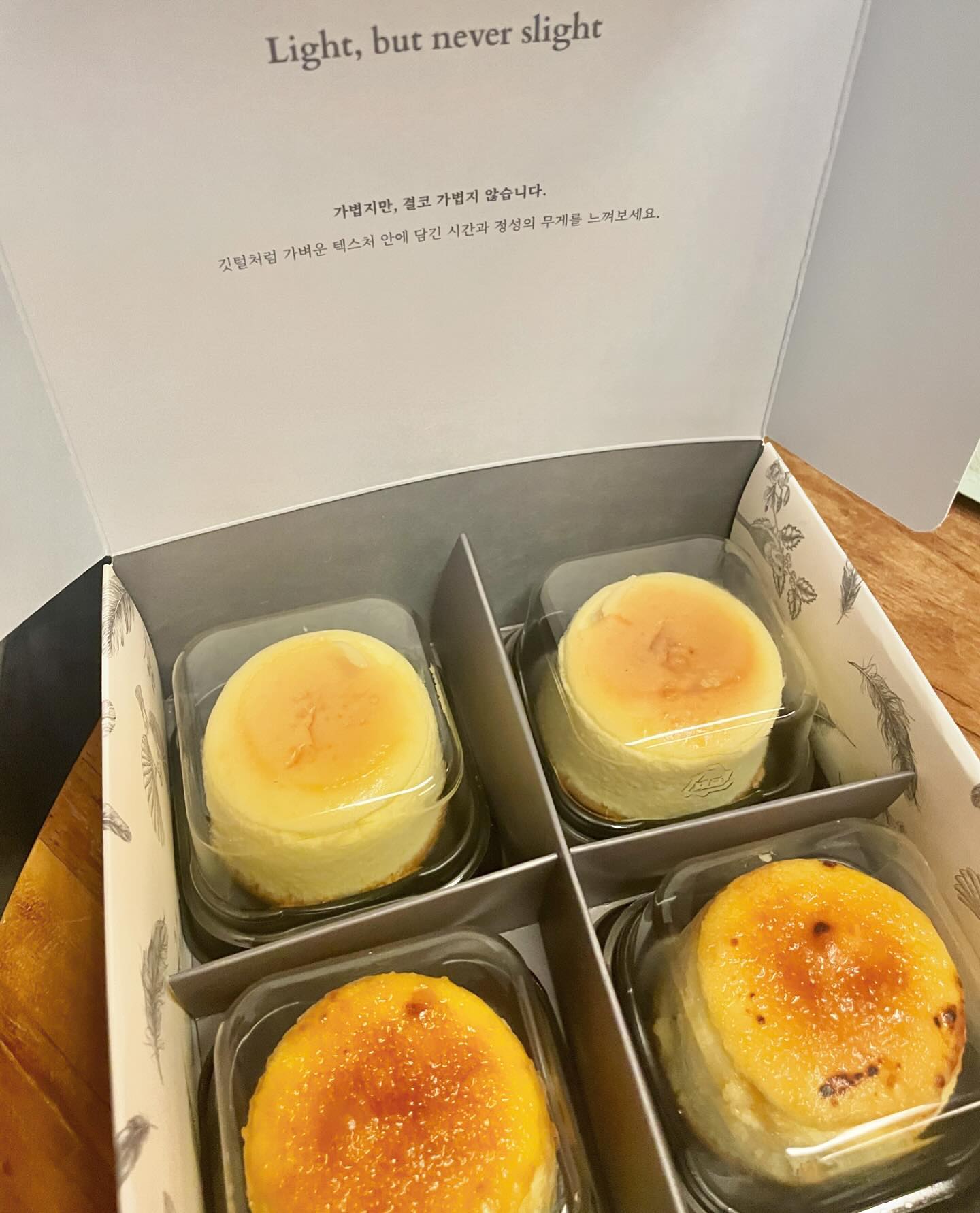 선물로 받은 치플레 치즈케이크🧀

부드럽고 퐁실퐁실한 식감이라 너무 맛있더라구요!
먹는내내 설렘가-득✨

맛보고 싶었던데 잘 먹을께요💛
맛있는거 먹고 오늘하루도 행복하게 지내보아요:D