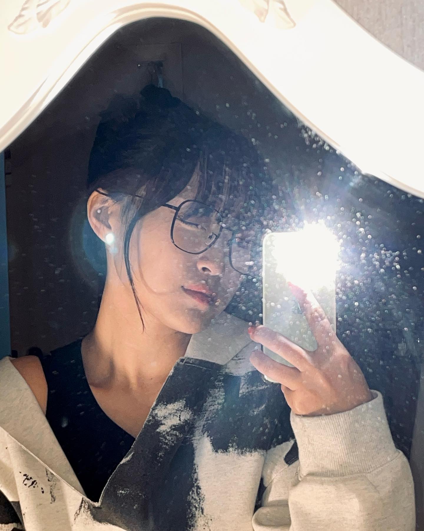 #협찬 
My Lovely Moment with
kindlove_official 🖤

어느새 머리가 길어서
똥머리가 가능해졌지모야🤭

러프하게 머리 질끈 묶고
러프한 프린팅의 브이넥 후디는
제 사랑입니다...?

-

요즘 안경코디에 빠진 걸 어케 아시구,, 좋은 기회로 #카인드러브 의 안경을 착용해봤어요!

안경 보자마자 외친 말,
“어 이거 진짜 이쁘다!!”

스틸의 고급스러운 느낌과 
정교한 라인 디테일이 너무 이쁜 이 모델은, Find Your Fit 
#21 BLK 입니다ㅎㅎ

안경만 썼을 뿐인데, 
55사이즈의 큰 안구로 얼굴 작아보이는 효과가 톡톡하네요..?
이런 효과 너무 좋아•••🫶🏻
이거지 이거지 🤍

시력이 좋아서 #악세사리안경 으로 착용했지만, 프론트 디자인이 두꺼워서 시력이 좋지 않은 #도수안경 으로도 너무 좋을 것 같아요!

#kindlove_eyewear #오버사이즈안경 #연예인안경 #안경브랜드 #FindyourFit #가벼운안경 #너드미 #너드패션 #패션아이템 #예쁜안경 #카인드러브뮤즈 #안경추천