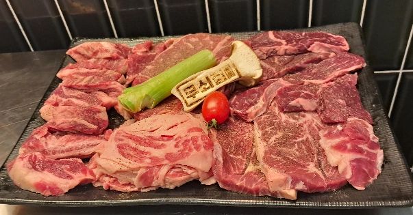 #협찬#체험단#하륜무쇠집
.
제가 직접 하륜무쇠집 방문해 보았어요
저녁시간이라서 그런지 손님들이 줄서 있더라구요 대기 순서표 이름 적고 제차례 기다렸어요^^
.
가게 앞쪽 간판 이름이 번쩍 빛이 났어요 가게 안쪽은에는 벽면에 360시간 숙성 하륜무쇠집 문구 네온사인 있었어요
.
제차례 안내 받아서 들어갔는데 옷에 냄새 안나게 의자 뚜껑 열고 넣어서 보관 완료
.
메뉴판 저는 무쇠숙성한판(1kg)
등심(200g+부채살(200g+갈비살(200g)+차돌(200g) +토시살 (200g) 주문 했어요
.
반찬 파김치 ,명이나물, 쌈무,양파장아찌  겉절이김치,쌈장, 소금, 청양고추, 편마늘 생마늘 그리고 개인플레이트 겨자씨와 와사비 함께 주셨어요
.
고기 나오기전에 얼큰한 순두부찌개 나왔어요 순두부찌개 안에 달걀.버섯.양파 .순두부 가득 들어있어요
.
드디어 무쇠숙성한판고기가 나왔어요 고기 양과 고기 빛깔 버섯에 무쇠집하륜 도장 찍혀 있어서 놀랬어요
.
무쇠솥에 큰비계를 바른후에  고기를 올리면 잘익어서 제빠르게 뒤집어서 굽고 버섯.파.토마토 함께 구웠어요
.
숙성고기.섬세함이 느껴짐. 너무 좋아서.먹으면 야들야들 입안서 살살 녹네요. 
.
개인 플레이트에 명이나물 위에 고기.파김치 영파.겨자씨. 고추 냉이 넣어서 함께 쌈 싸 먹었어요
.
너무 고기 배불렀지만 마지막 꼭 먹어야 하는 김치볶음밥 필수
화산 김치볶음밥 .밥안에 김치. 고기. 치즈 겉에 계란으로 화산 폭발 하는 것처럼 나옴 비쥬얼 최고 역시 무쇠솥 볶음밥이라서 너무 맛있게 먹었어요
.
🎀하륜무쇠집
🏠관악구 호암로 24길 76
☎02-6348-8255
.
.
.
#관악구#관악구맛집#숙성고기#한우고기#맛집#고기맛집#회식#외식메뉴#하륜무쇠집