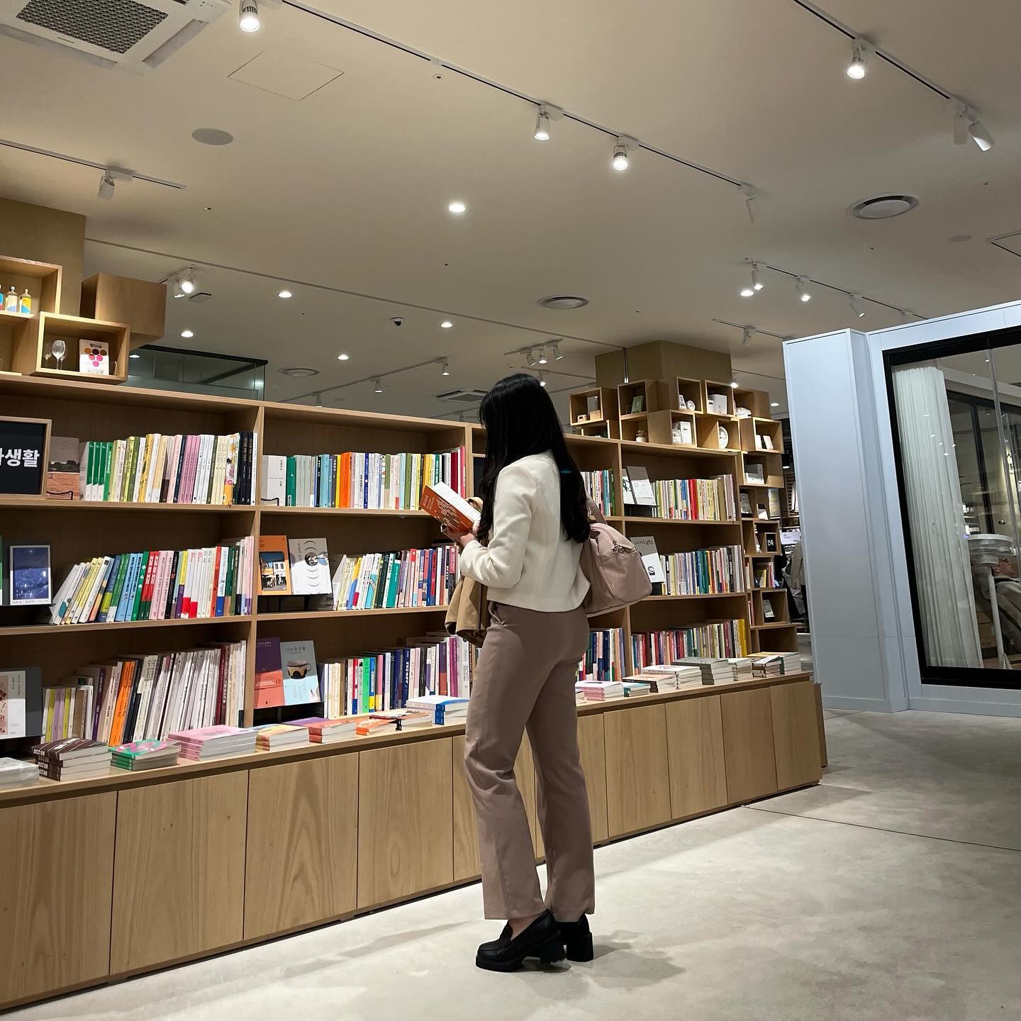 단정하고 싶은 날💗🙌🏻

회사에서 도서관까지 한시간 걷고
아이쇼핑까지 야무지게 했는데 통굽이라 발이 편하다🥹✨

vanillashu.co.kr 

#협찬 #바닐라슈 #마루스 #마루스통굽로퍼 #로퍼 #구두추천 #바닐라슈서포터즈