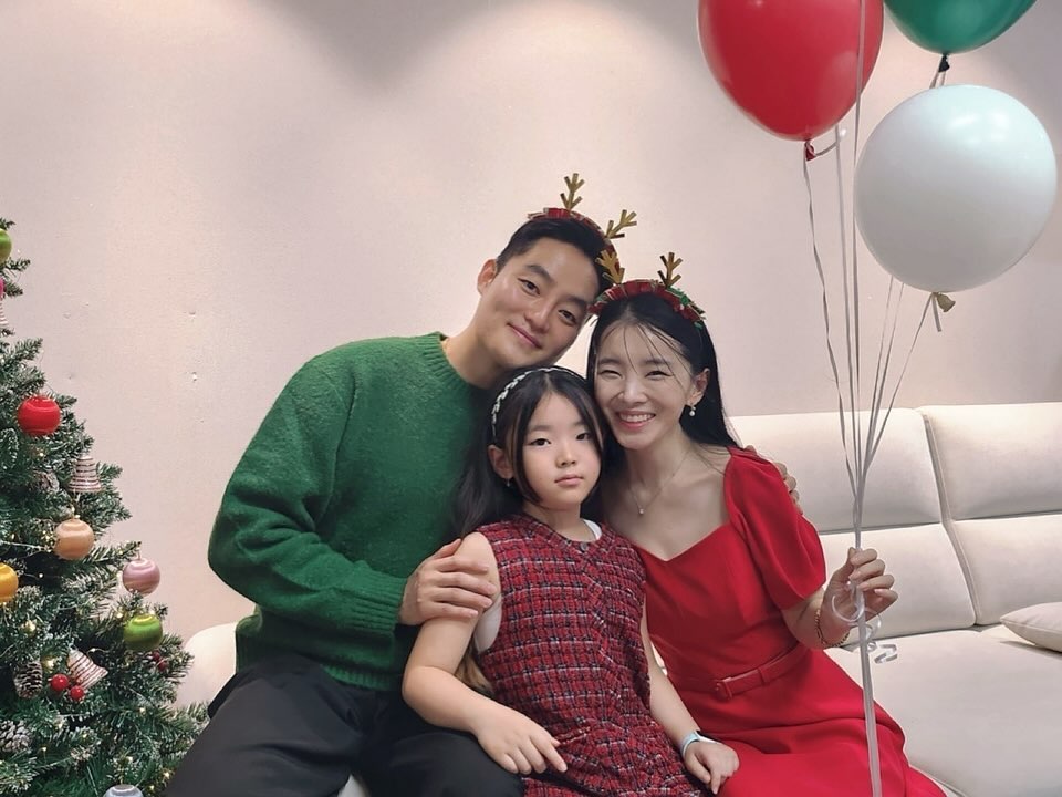 .
하율이와 함께하는 7번째 크리스마스👨‍👩‍👧🎄
.
.
.
#하율이네 #크리스마스 #노는법 #홈스냅 #삼각대샷