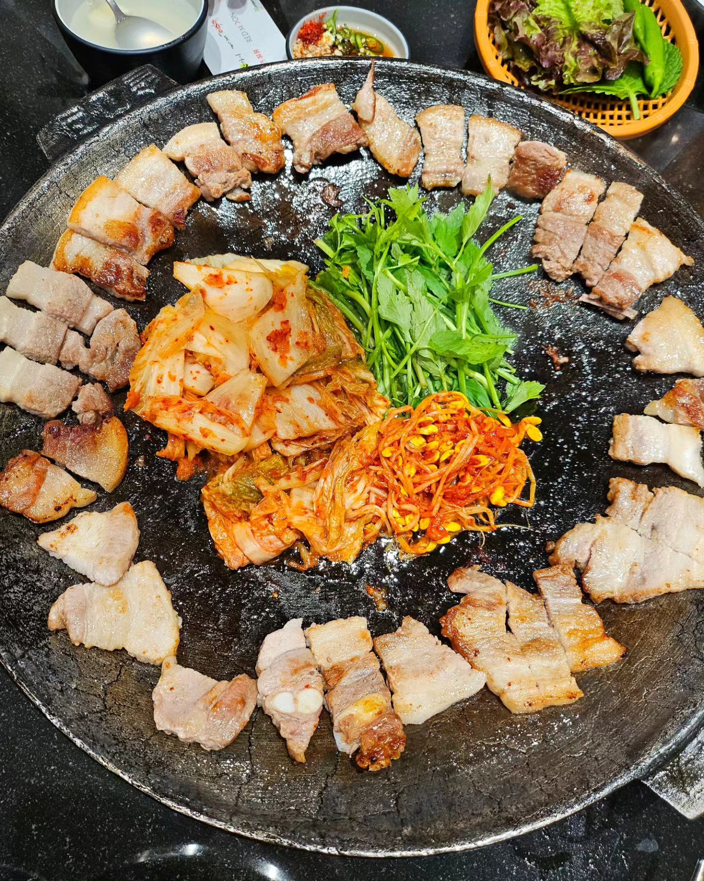 #솥고집 
집앞에 새로 생긴 따끈따끈한 신상 맛집!
오늘 저녁에 갔는데 꽤 웨이팅이 있는걸 보아 맛집임을 이미 직감했지 후훗...🤭
지글지글 구워진 고기가 올려진 솥뚜껑이
통째로 나옴😝😝
김치, 미나리, 콩나물 바로 올려 굽굽
새콤달콤 쫄면도 맛있고 시원한 하이볼도 굿!
볶음밥까지 야무지게 먹고 마무리는 #인절미아이스크림 👍👍👍
단골예약😊 넘나 맛족
(볶음밥 재료소진이라서 공기밥 주문해서 우리가 셀프로 비빈후 치즈추가 +3,000 )

🚩경기 고양시 일산동구 월드고양로 19 원시티 2블럭 207호 208호
🤙031-922-9012
⏰️ 11:00~23:00
🅿️원시티 상가 주차장 이용가능

#킨텍스맛집 #일산킨텍스맛집 #원시티맛집 #솥고집킨텍스점 #킨텍스삼겹살 #원시티 #원마운트삼겹살 #일산솥뚜껑삼겹살 #원마운트맛집 #일산삼겹살 #일산맛집 #킨텍스고기집 #솥뚜껑삼겹살 #킨지구 #한류월드유보라더스마트 #유보라맛집 #일산솥뚜껑삼겹살맛집 #일산김치삼겹살