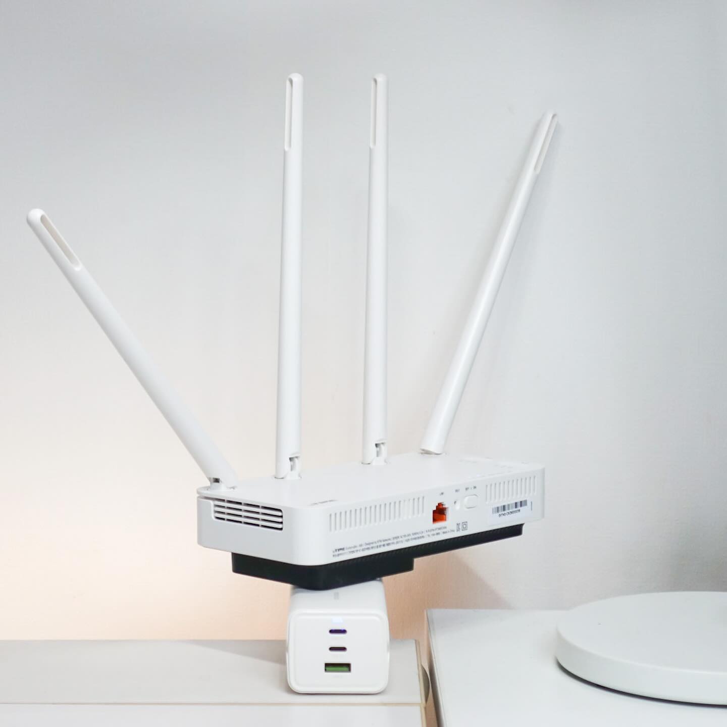 #협찬
#아이피타임 #와이파이증폭기 #Extender-A8 입니다. 

이지메시 에이전트 지원
- AC2600 (5GHz 4x4 1733Mbps + 2.4GHz 4x4 800Mbps) 무선와이파이 증폭기
- MU-MIMO(Multi User-MIMO) 지원 : MU-MIMO - 복수의 기기가 동시에 무선랜을 사용할 때 속도 저하를 없애는 기술
- 모바일 설치 도우미, ipTIME 모바일 매니저(iUX - ipTIME User eXperience) 지원
- LAN 포트 장착으로 AP 모드나 무선랜카드처럼 사용 가능

WPS 버튼을 이용해서 연결을 했습니다. 2.4GHz와 5GHz 연결이 잘 되어서 모두 불이 들어오는 것을 확인할 수 있습니다.

와이파이증폭기를 사용하는 이유는 MU-MIMO를 지원하기 때문에 많은 디바이스를 사용하는 저희 집에서 가족들이 사용하는 다수의 기기가 동시에 무선랜을 사용할 때 속도 저하를 없애는 기술이 적용되어 있습니다.

#와이파이, #아이피타임, #와이파이증폭기, #무선와이파이, #이지메시, #와이파이6