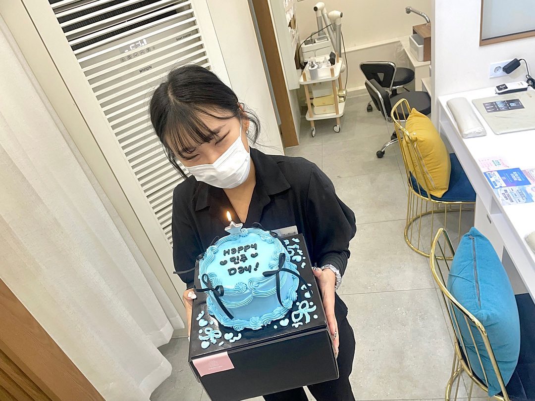 HBD🩶
직장에서 맞이하다니...

(생일 오늘 아님 10일임)