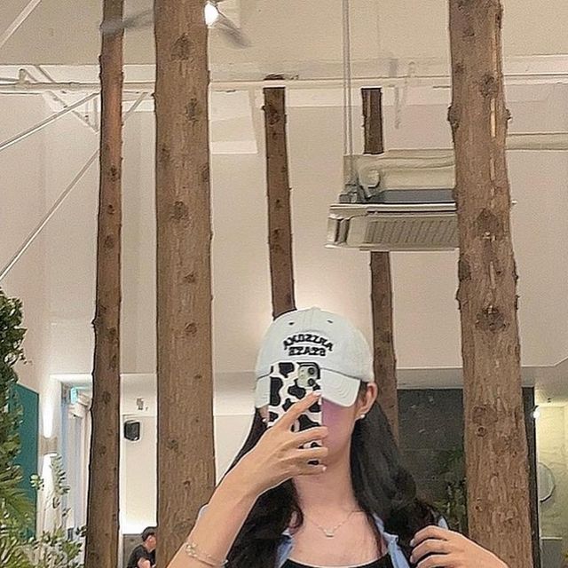 김정서 on Instagram: "#광고 제가 입은 크롭나시🩵요즘 날씨에 코디로 효자템 이랄까요? 캡이 내장 되어있어 편안하고 여성스러운것은 물론이고 모달 소재 특유의 살에 닿는 보드라운 감촉이