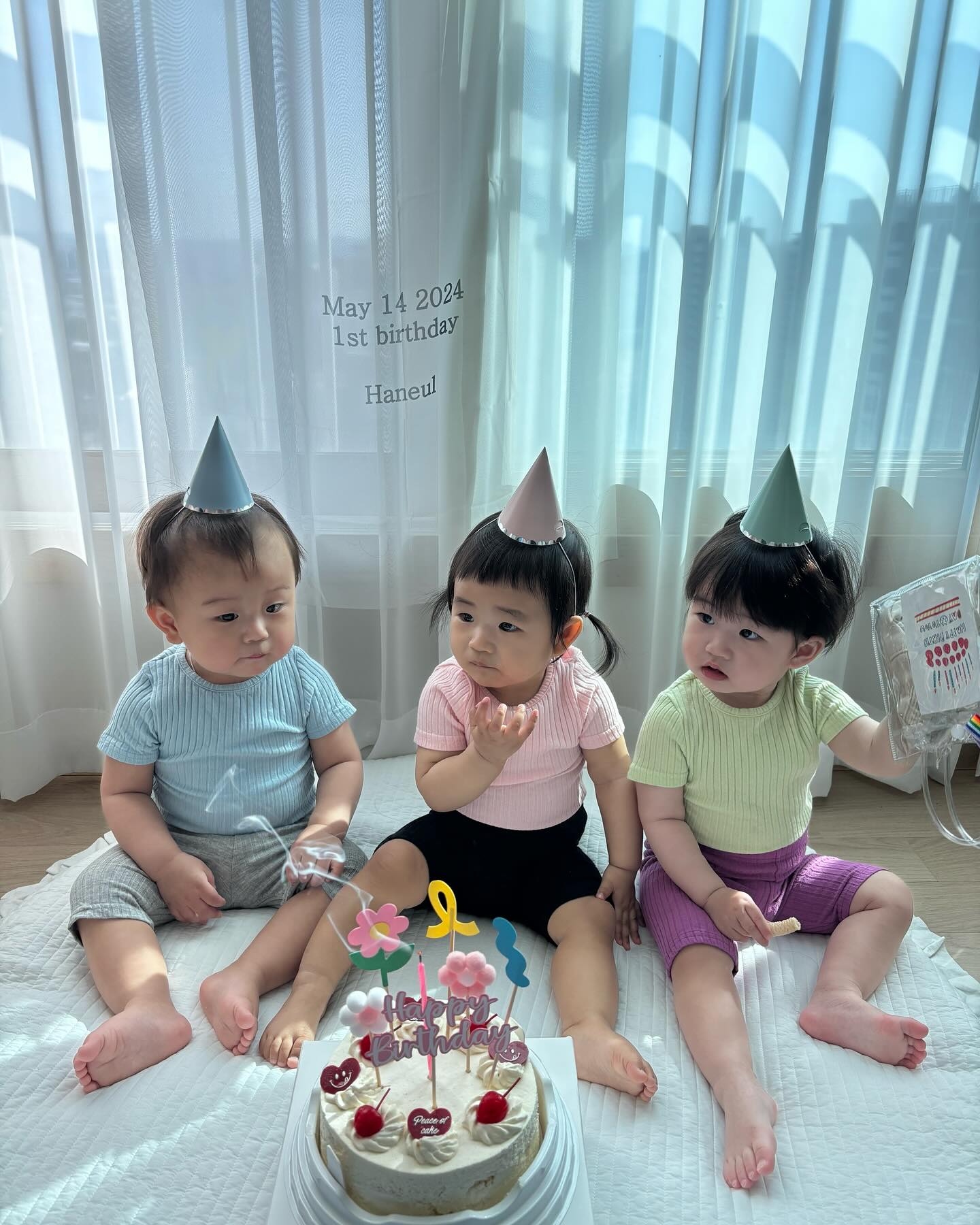 🩵

일년전 누워만 있던 신생아 시절부터
쭈욱 친구였던 하늘이의 생일이자 로즈데이🌹

하늘이네 집에서 이든이와 함께한 합동 생파 🎂
떠히가 함께 하지 못해 아쉬워따 담엔 꼭 완전체로 ! !

마지막 짤은 재이의 티발씨 모먼트 ..